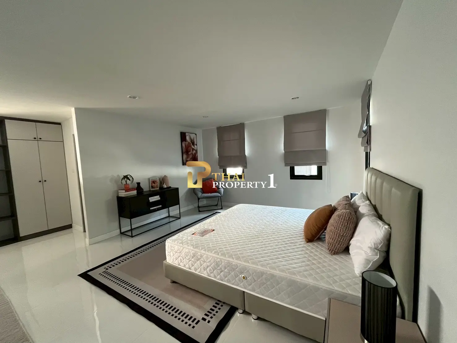 Spacious 4-Bedroom Modern Pool Villa Near Wongamat Beach