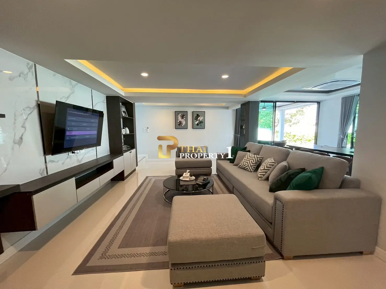 Spacious 4-Bedroom Modern Pool Villa Near Wongamat Beach