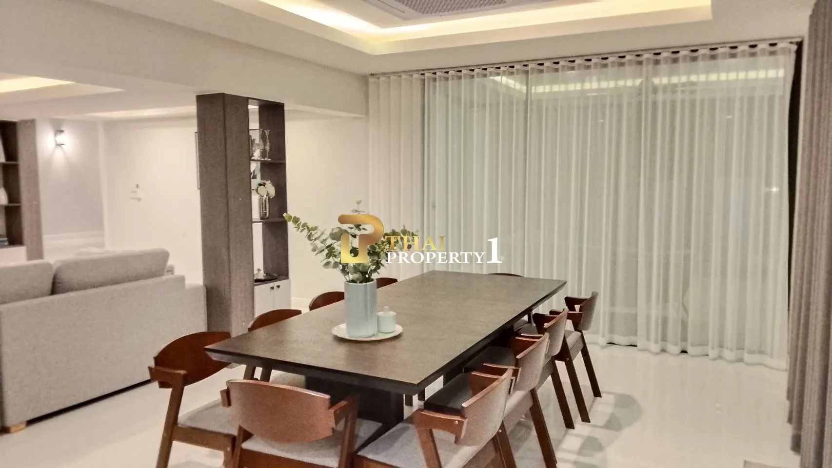 Spacious 4-Bedroom Modern Pool Villa Near Wongamat Beach