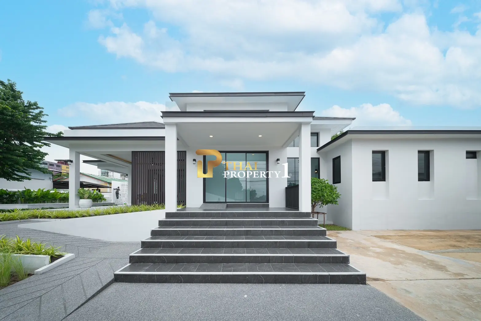 Spacious 4-Bedroom Modern Pool Villa Near Wongamat Beach