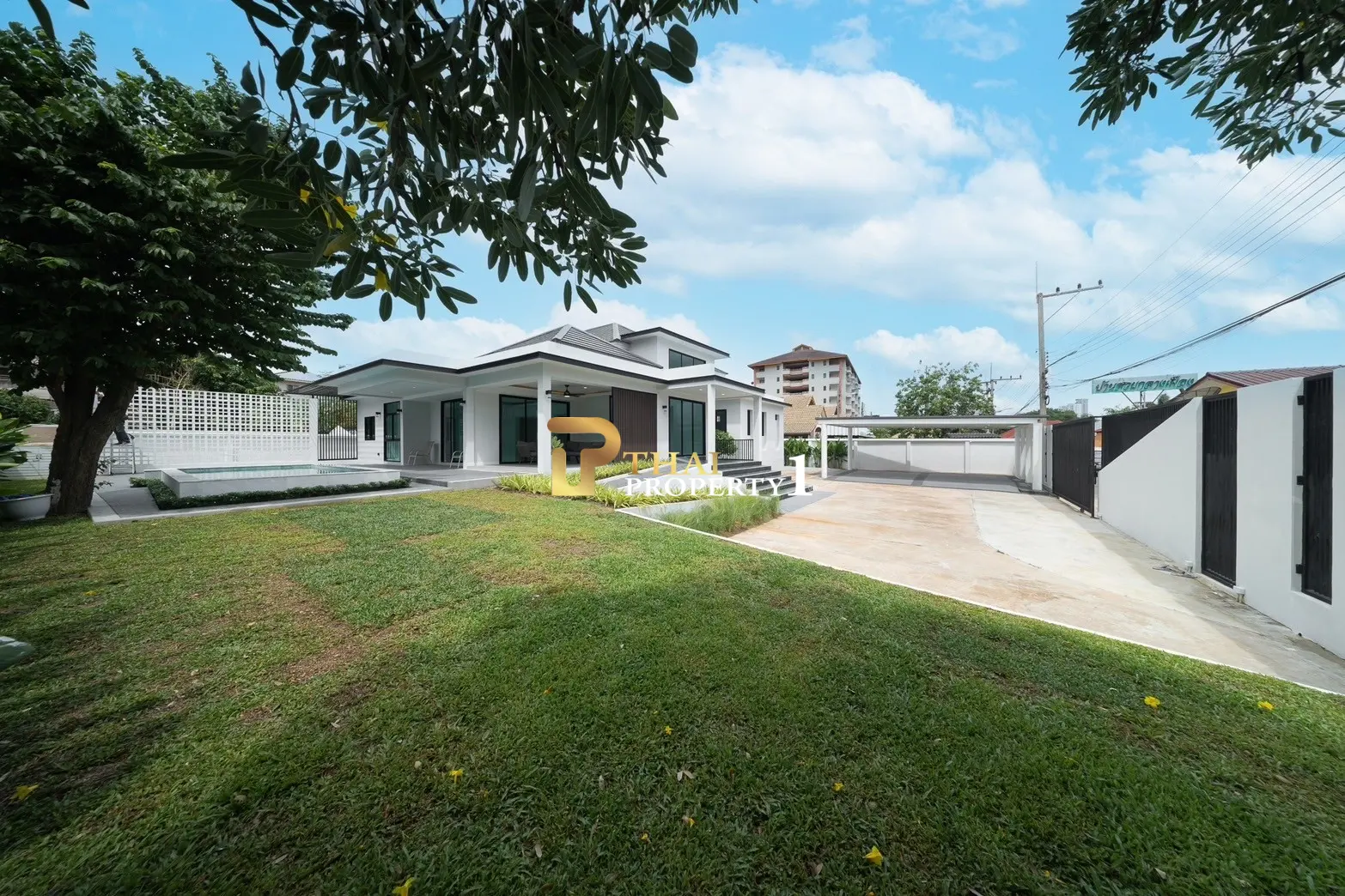 Spacious 4-Bedroom Modern Pool Villa Near Wongamat Beach