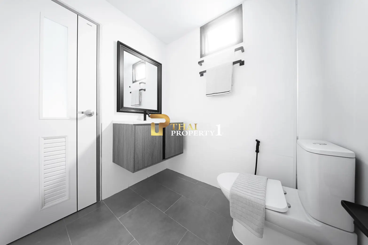 Spacious 4-Bedroom Modern Pool Villa Near Wongamat Beach