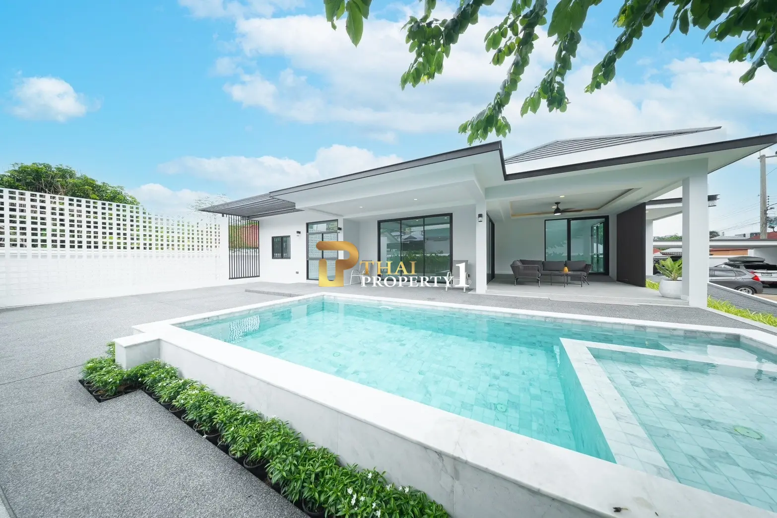 Spacious 4-Bedroom Modern Pool Villa Near Wongamat Beach