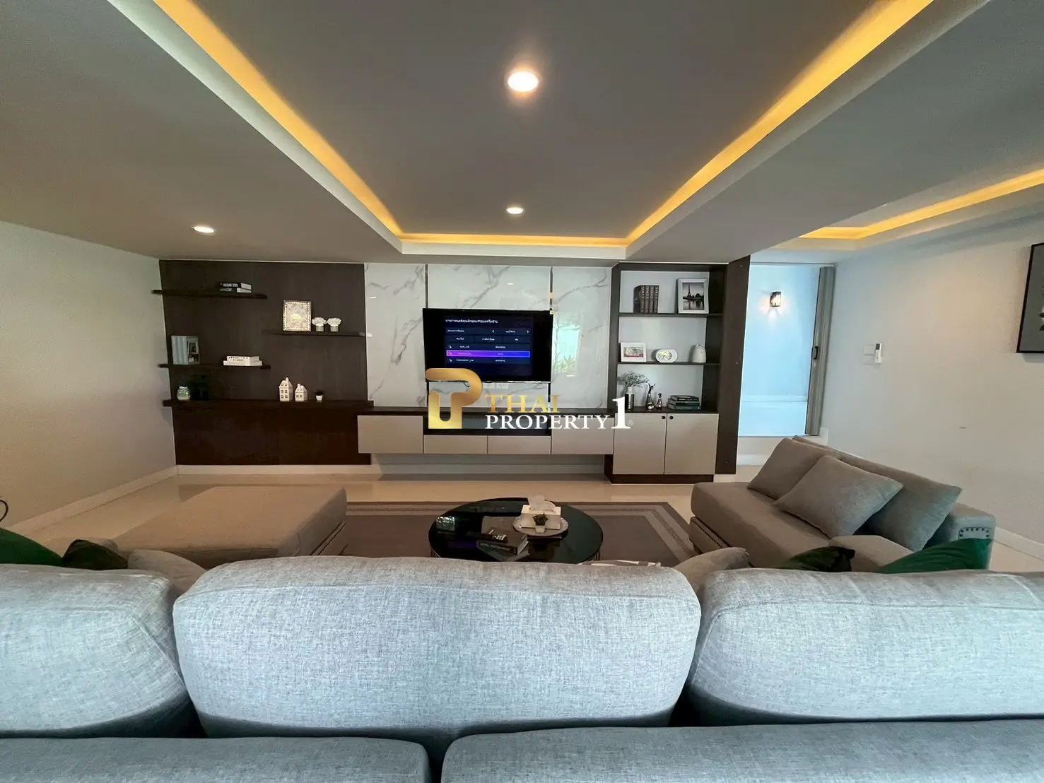 Spacious 4-Bedroom Modern Pool Villa Near Wongamat Beach