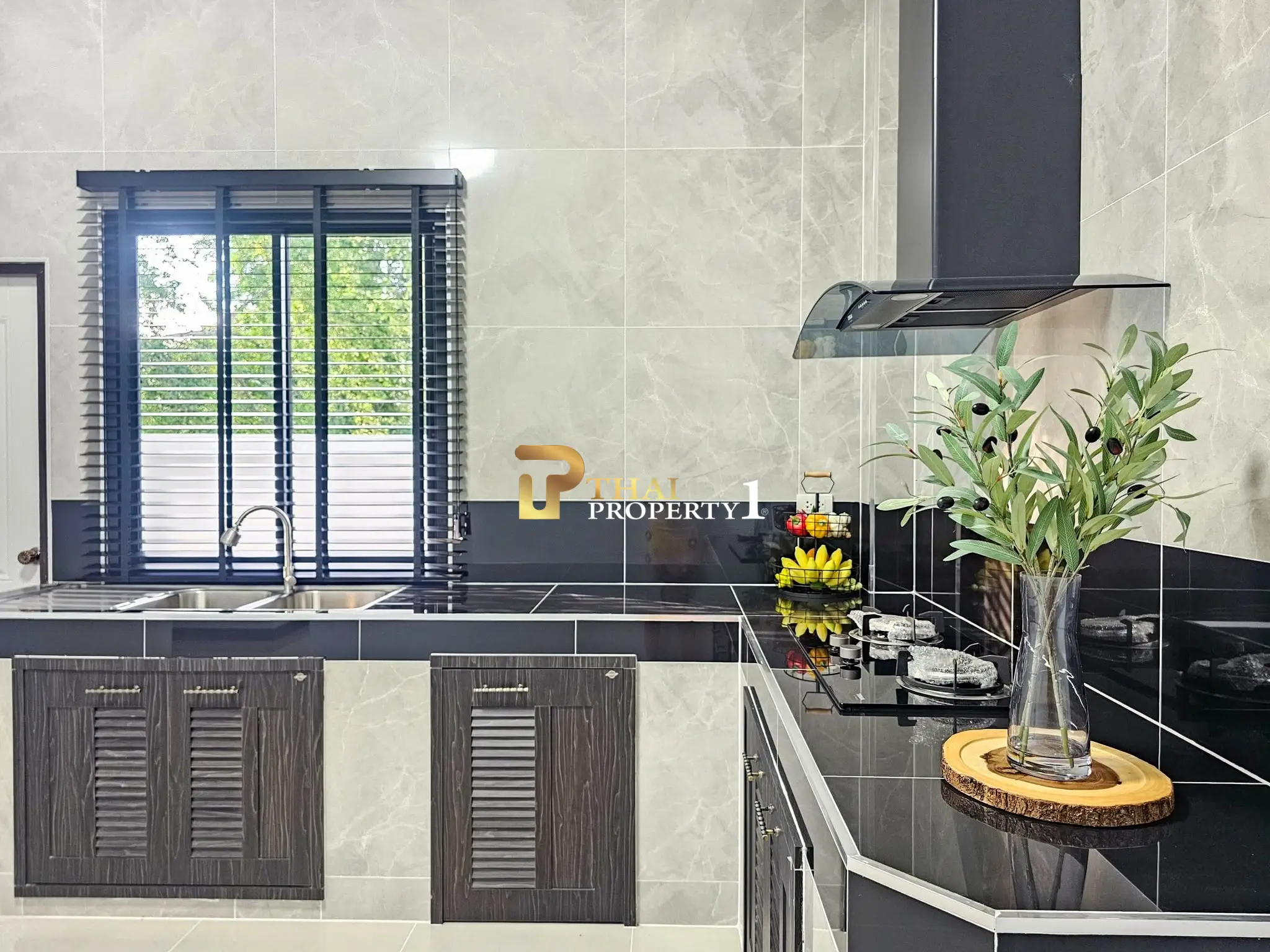 Sjarmerende en-etasjes villa med overbygd uteplass og moderne detaljer i Huai Yai