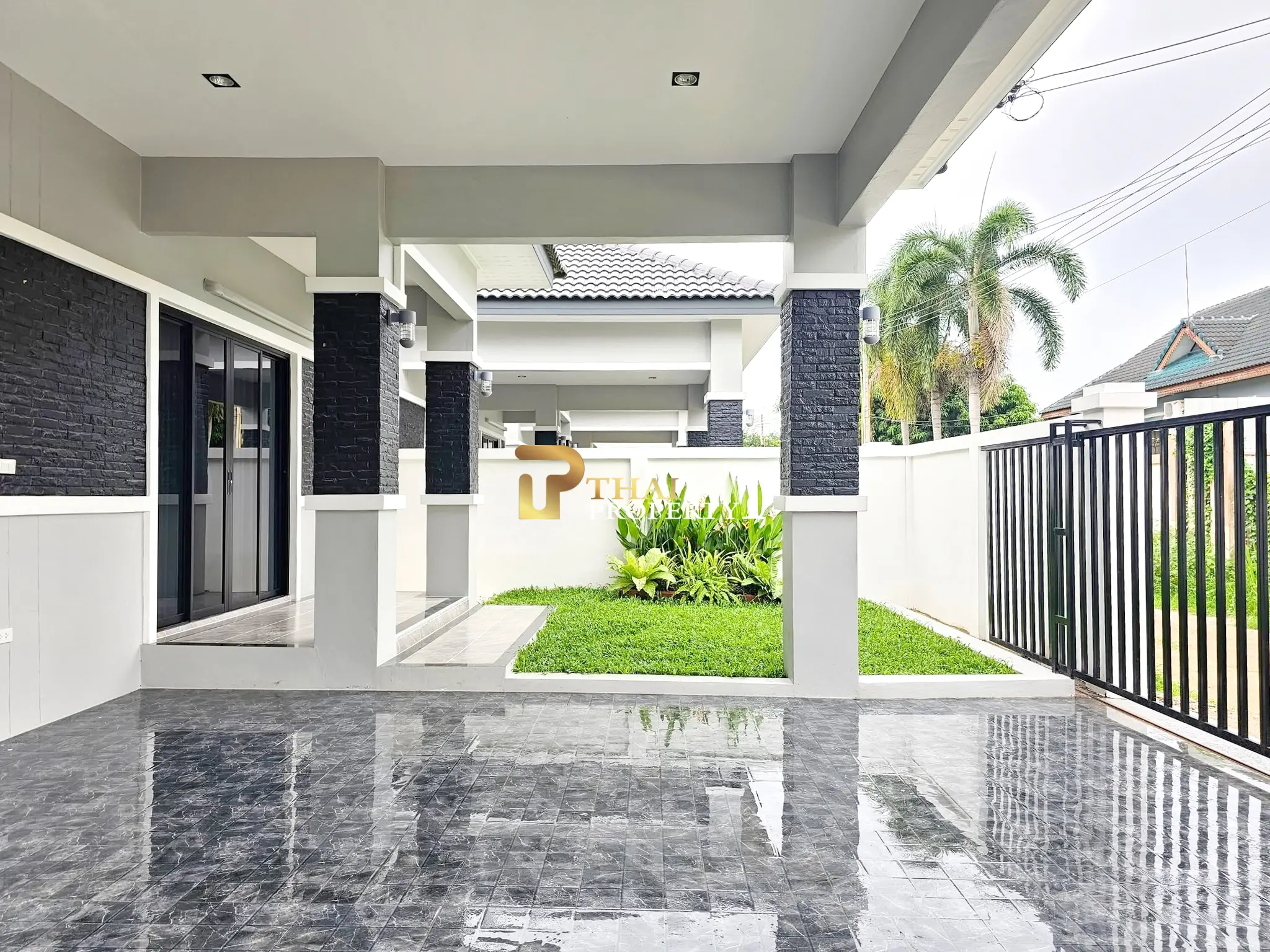 Sjarmerende en-etasjes villa med overbygd uteplass og moderne detaljer i Huai Yai