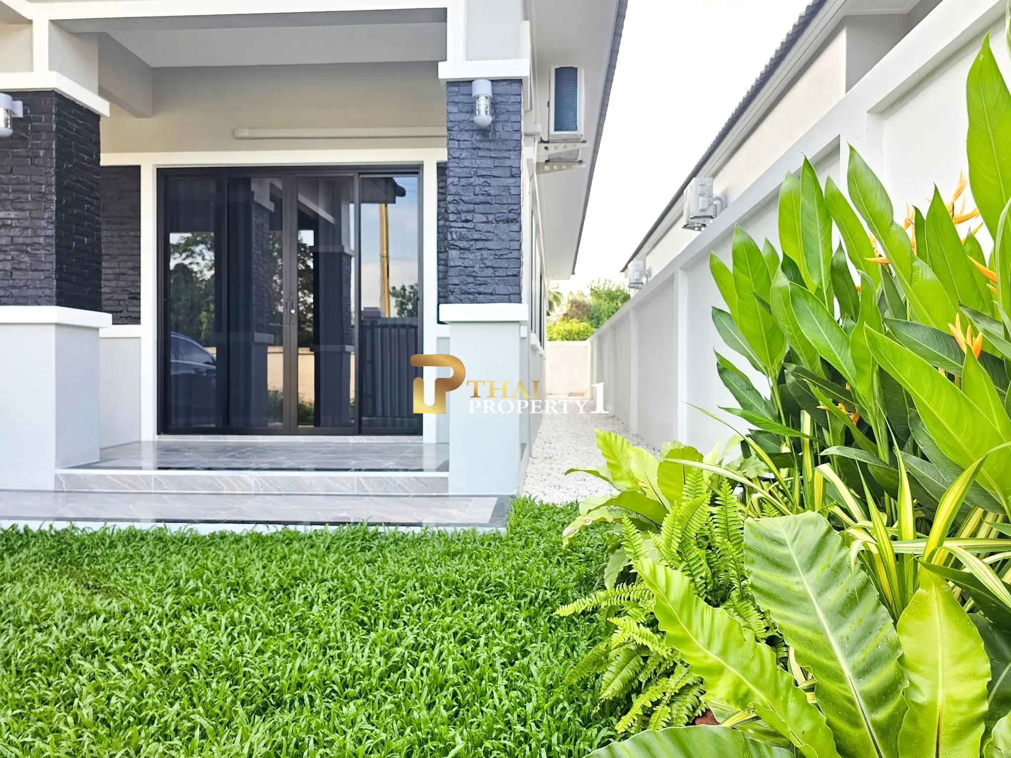 Sjarmerende en-etasjes villa med overbygd uteplass og moderne detaljer i Huai Yai