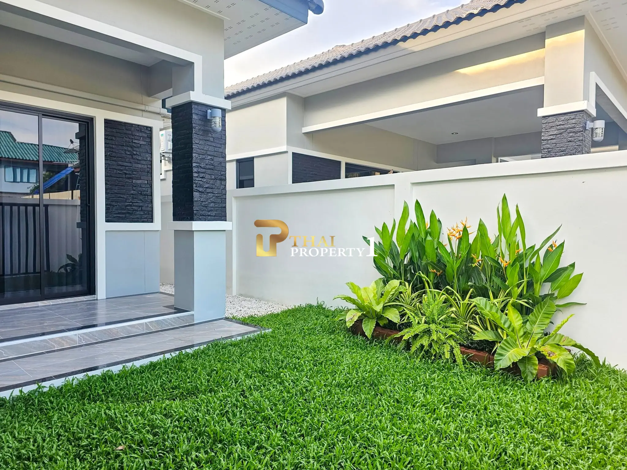 Sjarmerende en-etasjes villa med overbygd uteplass og moderne detaljer i Huai Yai