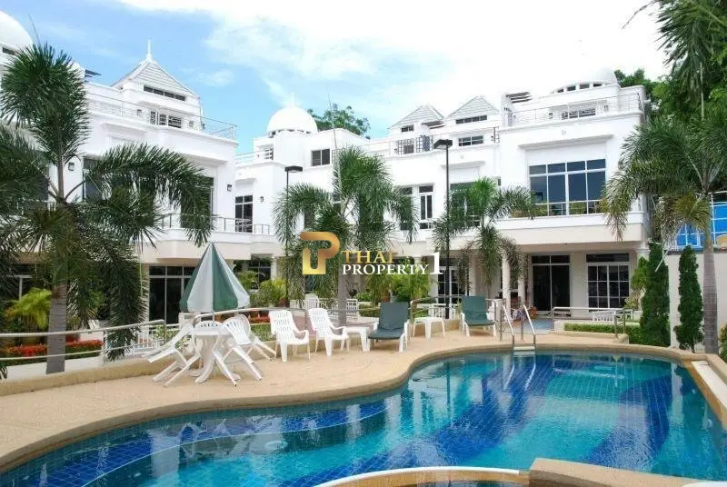 Light-Filled 3-Bedroom Townhome with Rooftop Terrace and City Views in Na Kluea, Pattaya