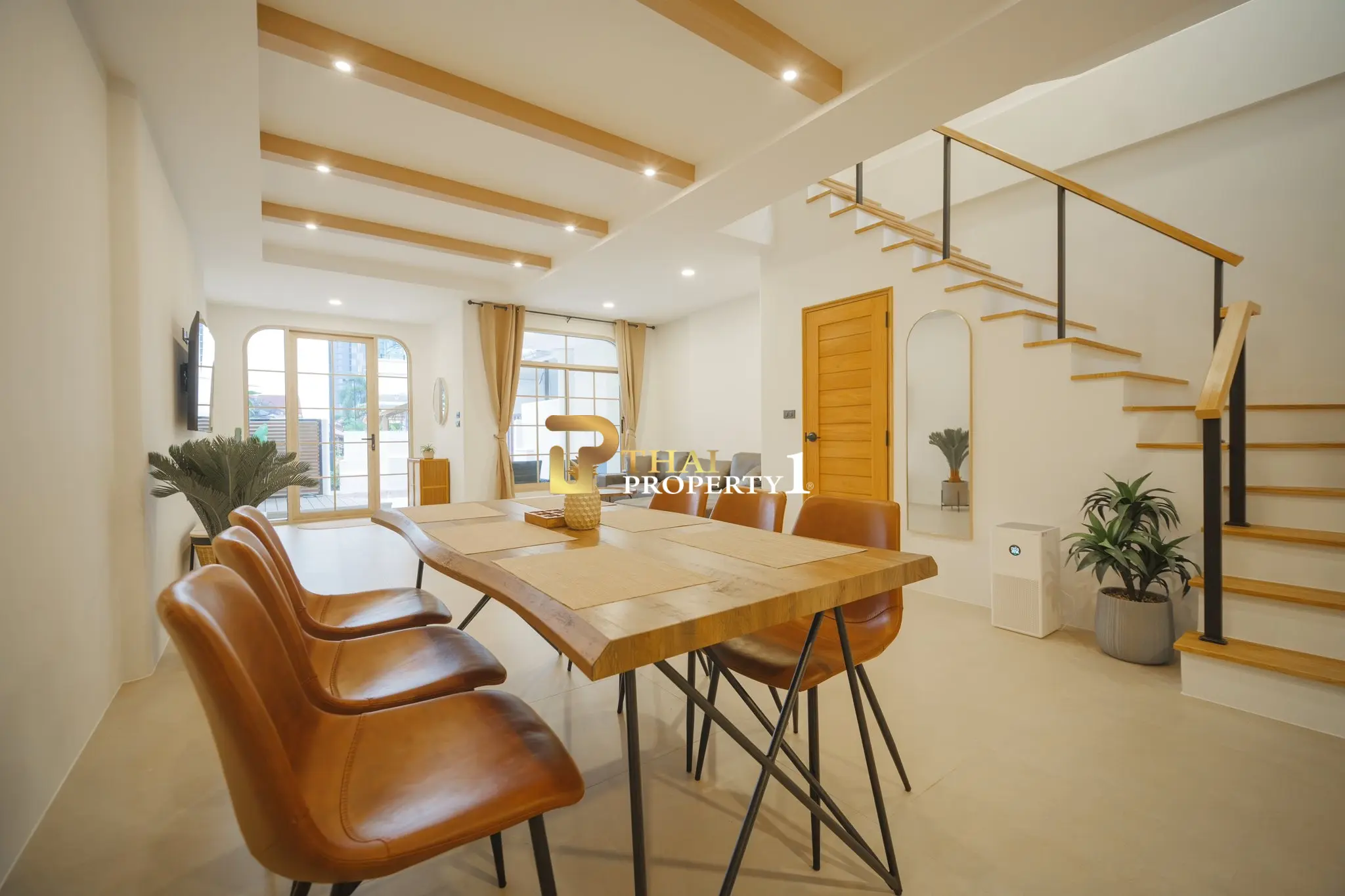 Light-Filled 3-Bedroom Townhome with Rooftop Terrace and City Views in Na Kluea, Pattaya
