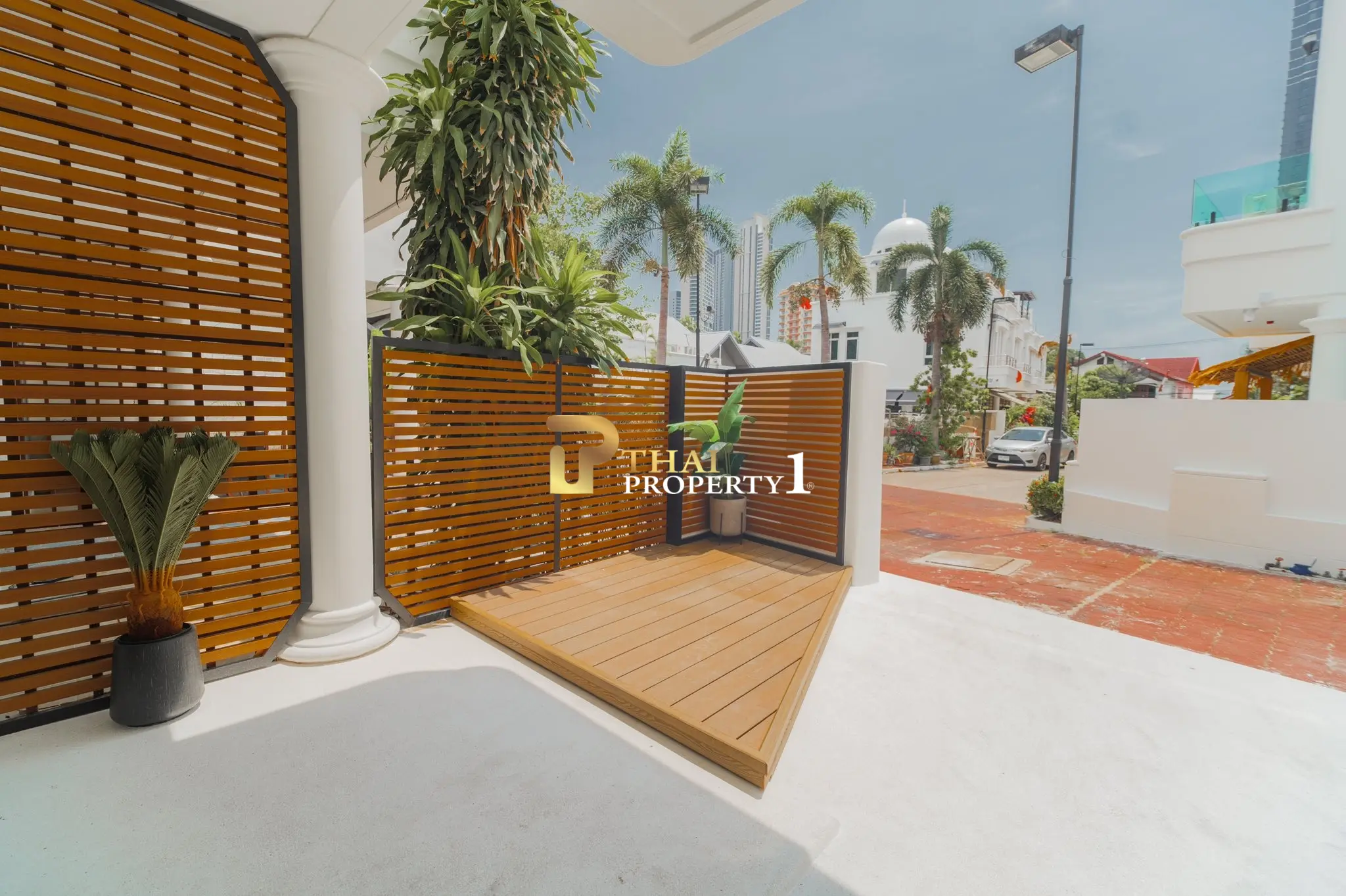 Light-Filled 3-Bedroom Townhome with Rooftop Terrace and City Views in Na Kluea, Pattaya