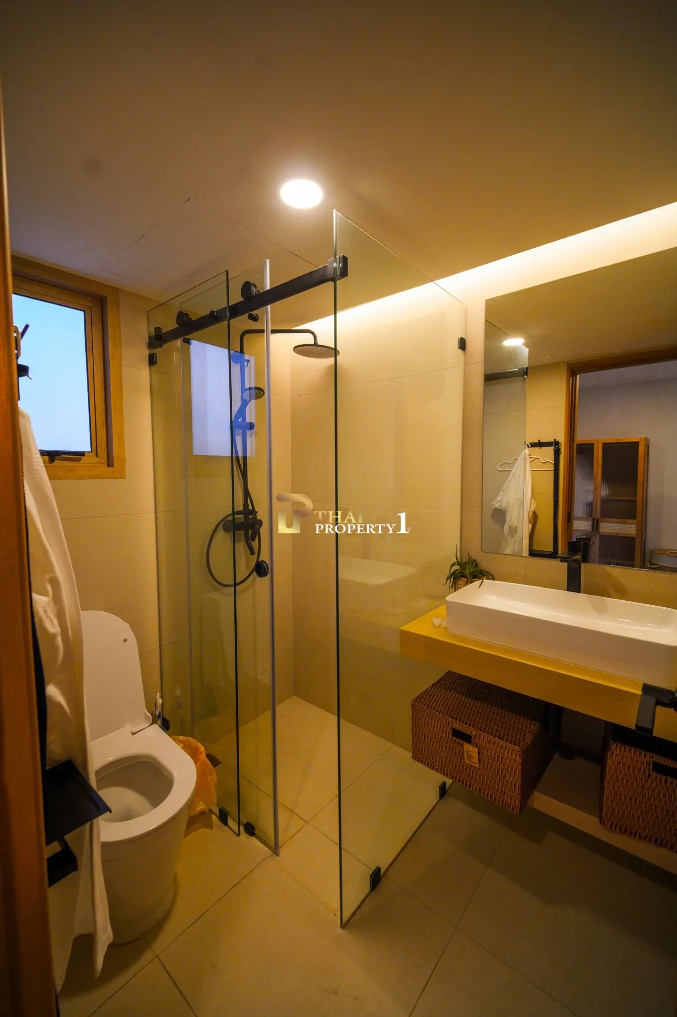 Light-Filled 3-Bedroom Townhome with Rooftop Terrace and City Views in Na Kluea, Pattaya