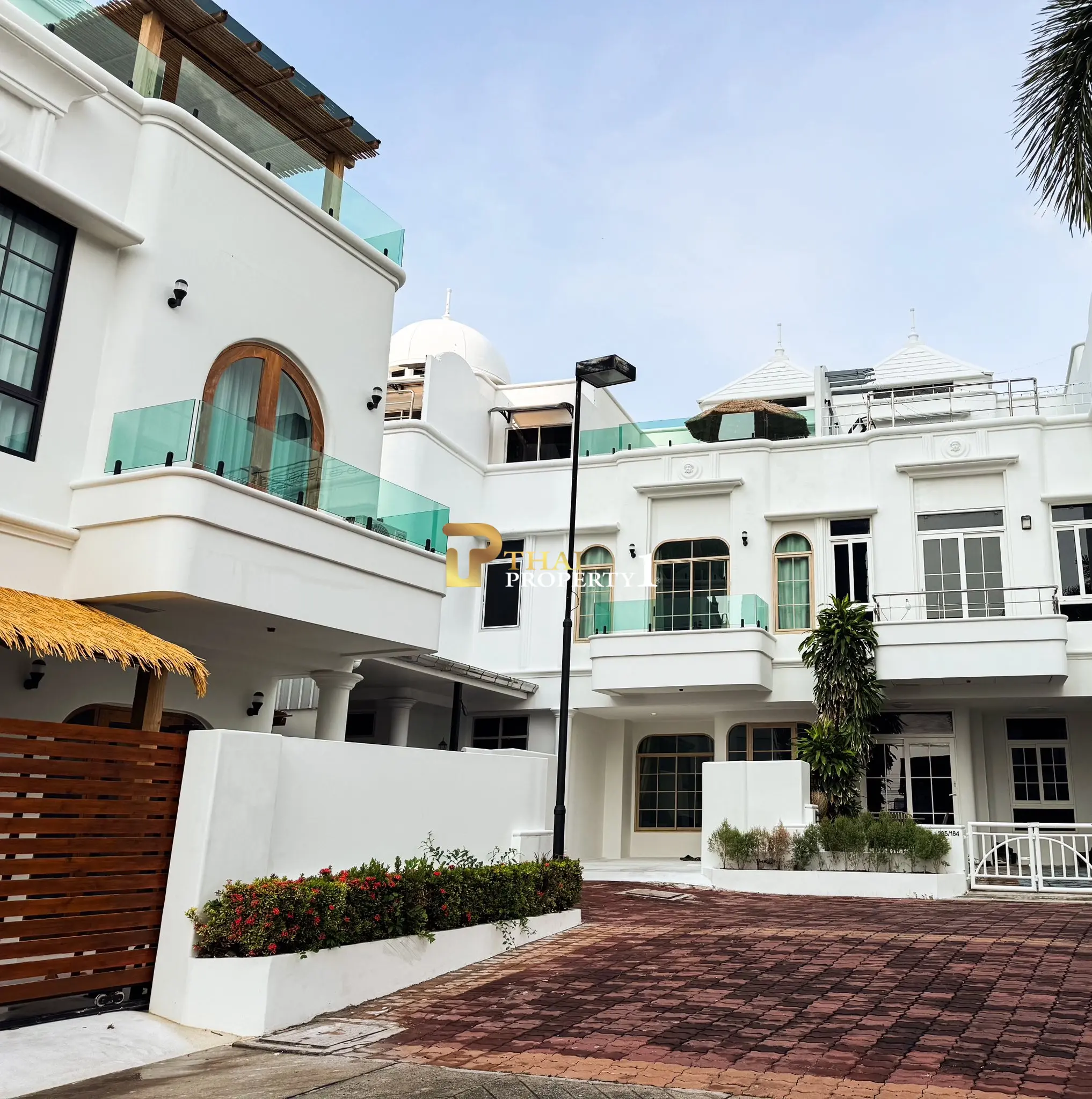 Light-Filled 3-Bedroom Townhome with Rooftop Terrace and City Views in Na Kluea, Pattaya