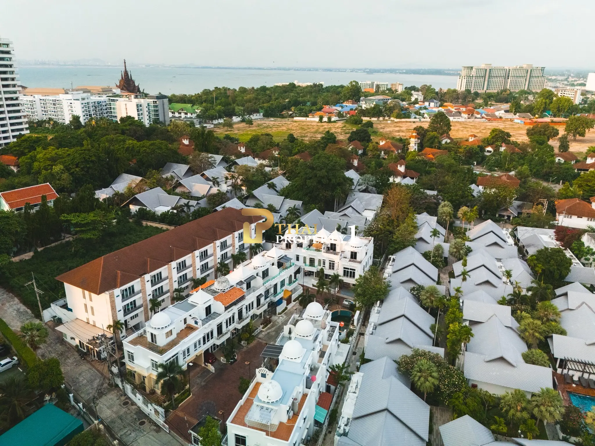 Light-Filled 3-Bedroom Townhome with Rooftop Terrace and City Views in Na Kluea, Pattaya