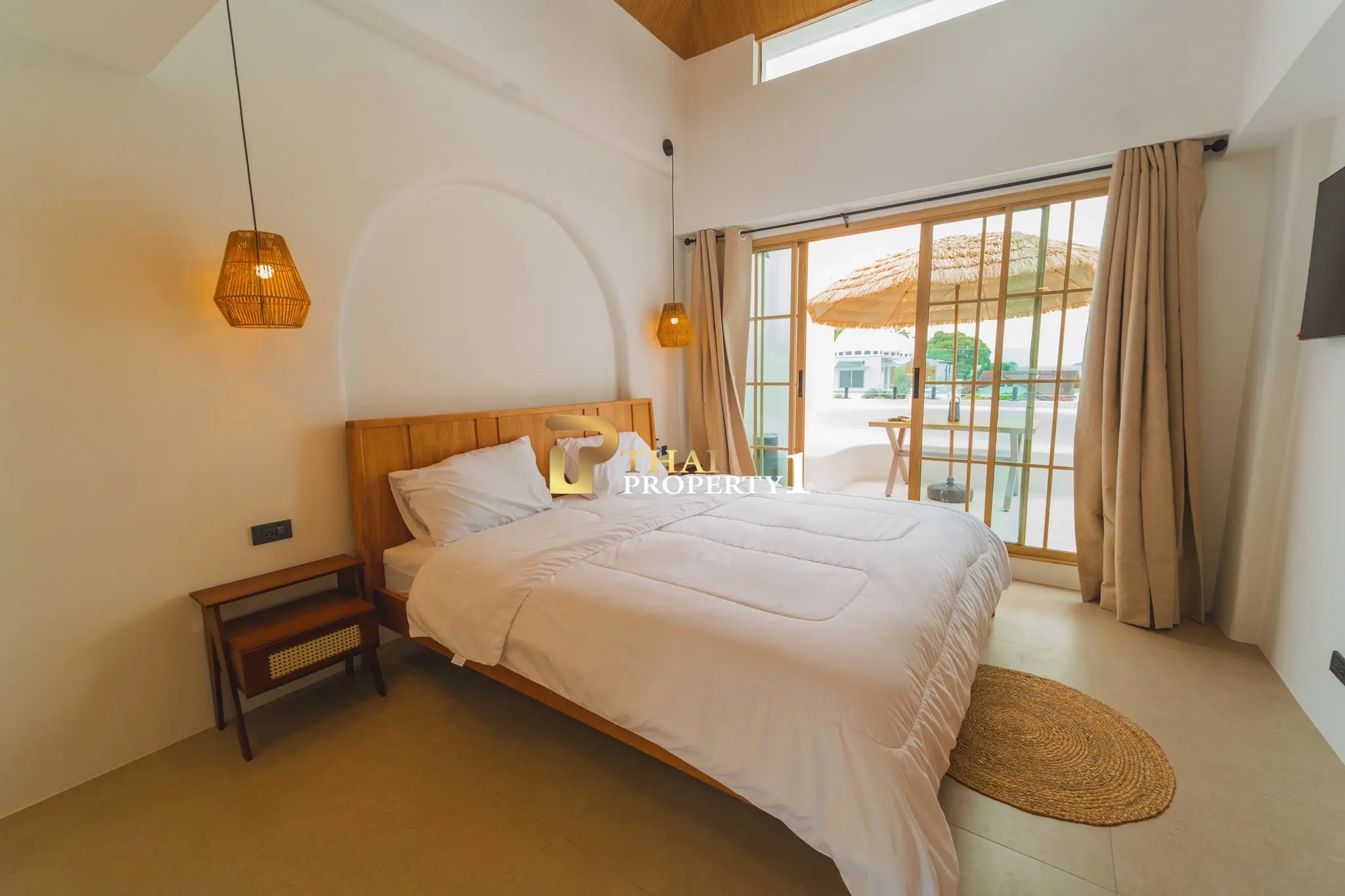 Light-Filled 3-Bedroom Townhome with Rooftop Terrace and City Views in Na Kluea, Pattaya