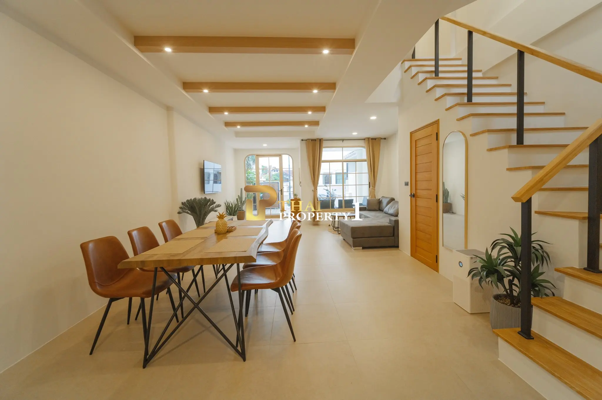 Light-Filled 3-Bedroom Townhome with Rooftop Terrace and City Views in Na Kluea, Pattaya