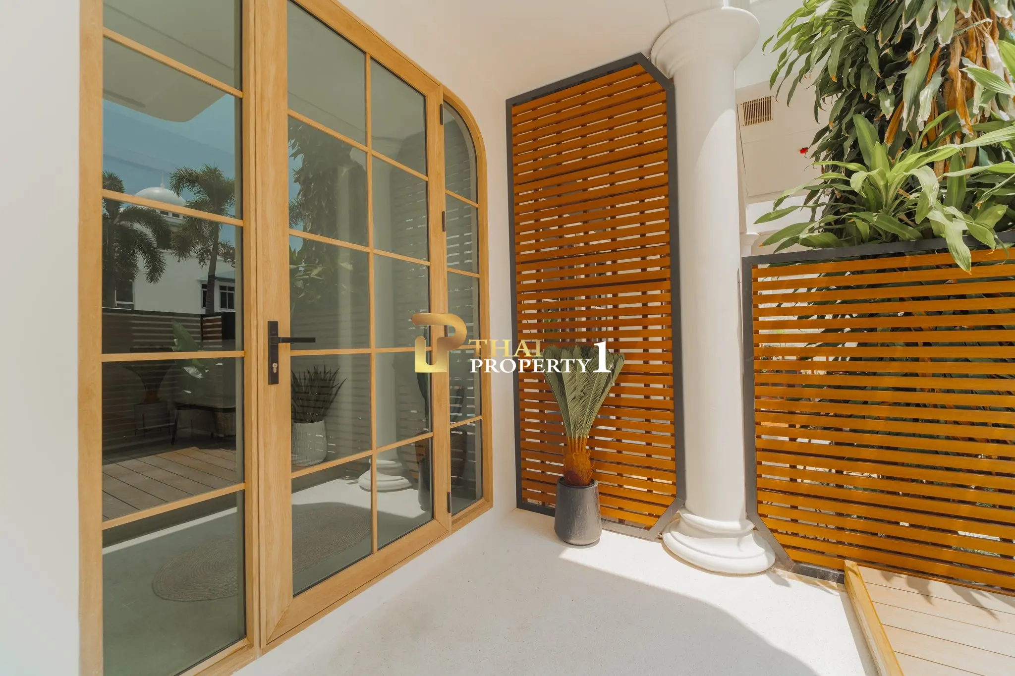 Light-Filled 3-Bedroom Townhome with Rooftop Terrace and City Views in Na Kluea, Pattaya