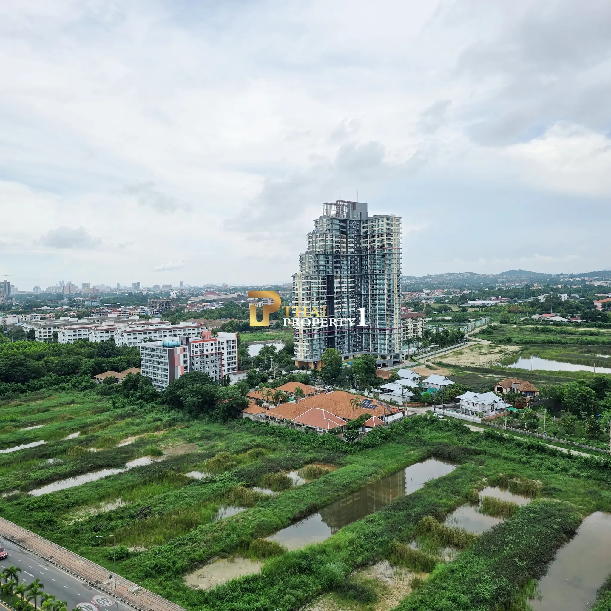Cozy 1-Bedroom Condo on 17th Floor in Jomtien with Bright, Practical Layout