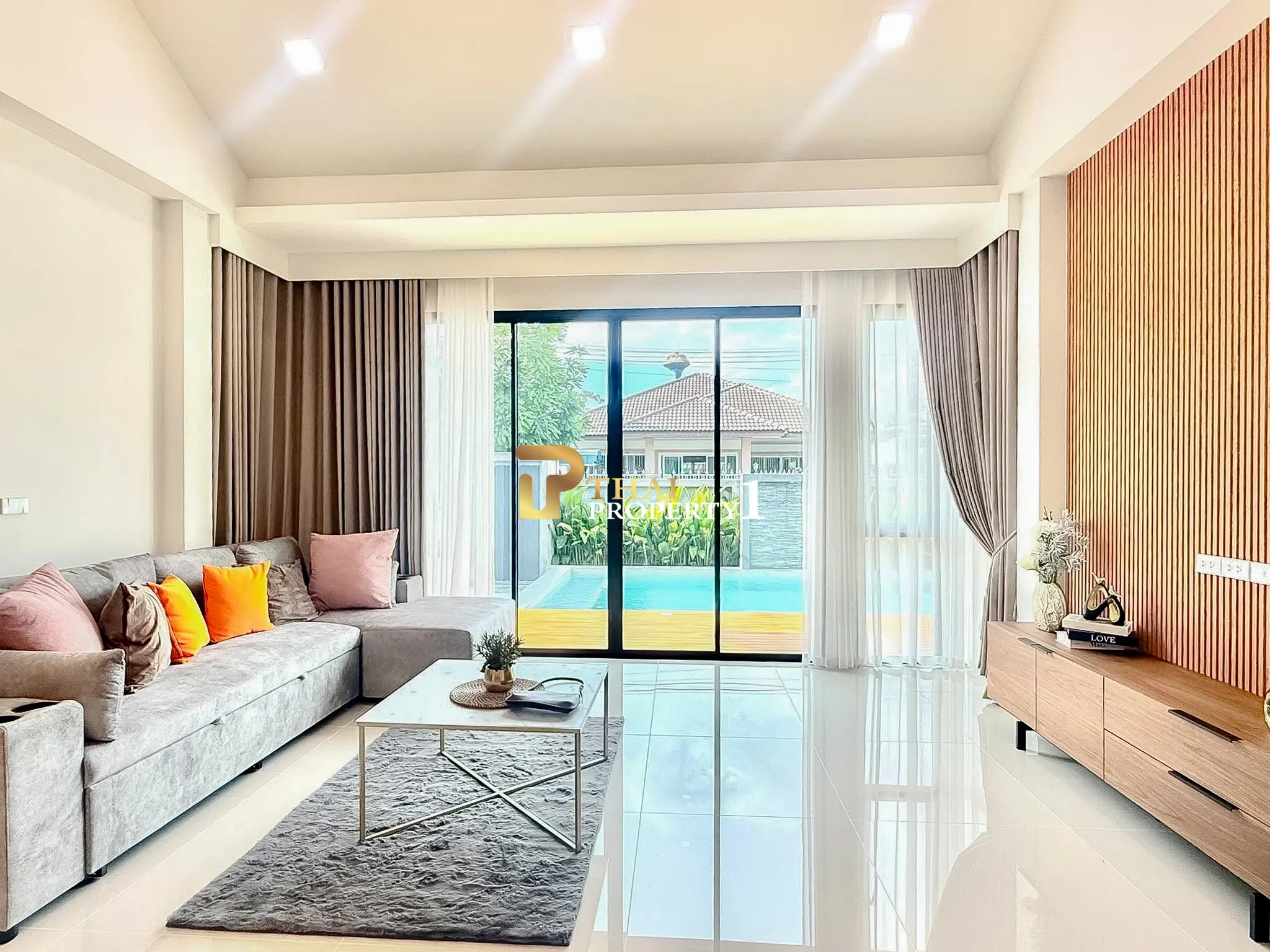 Moderne 4-roms villa med privat basseng i rolige Huai Yai, Pattaya