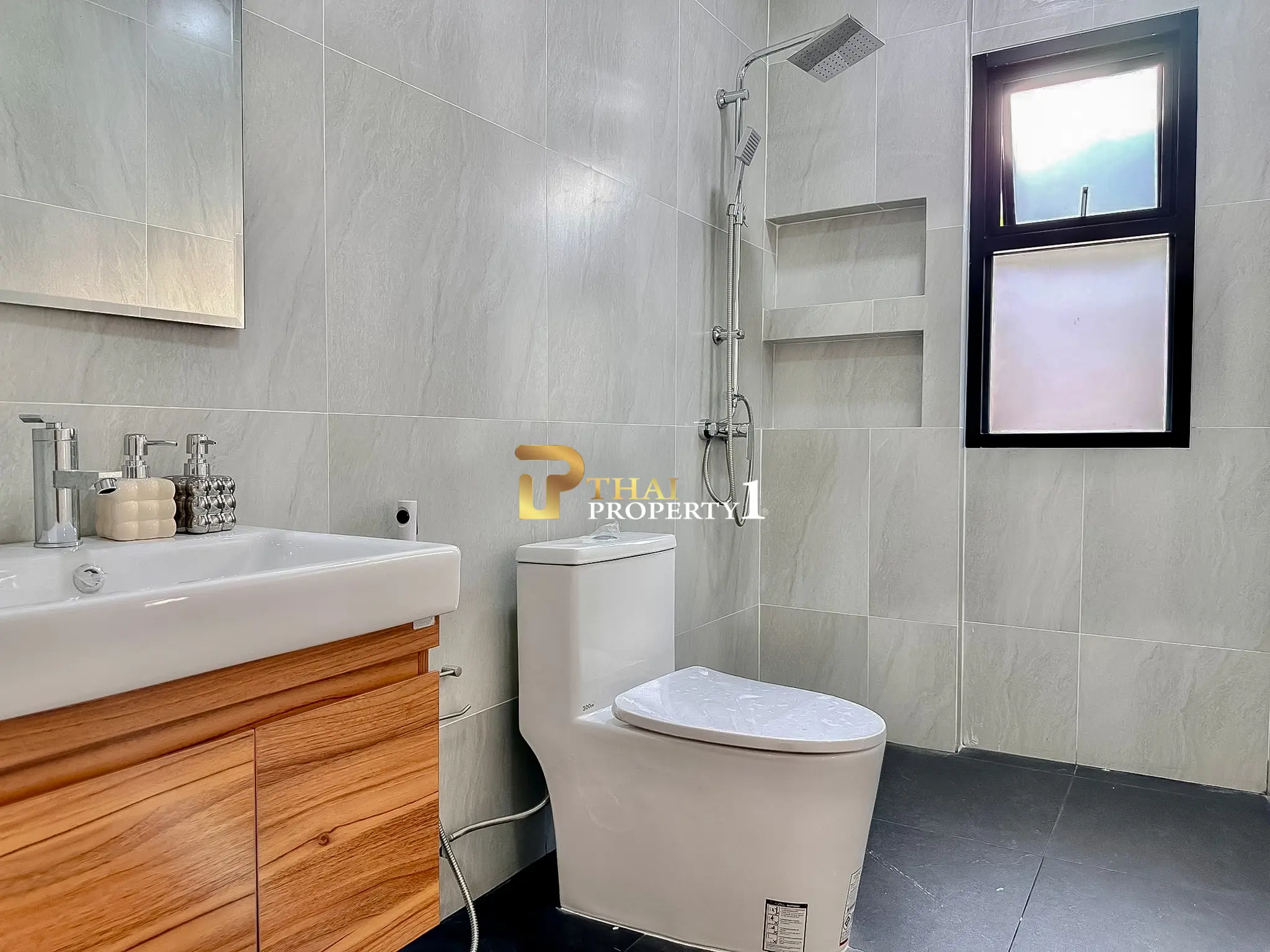 Moderne 4-roms villa med privat basseng i rolige Huai Yai, Pattaya