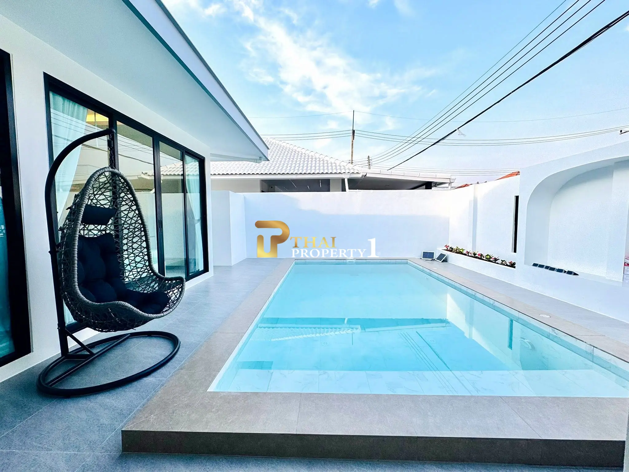 Moderne villa med privat basseng og åpent oppholdsrom