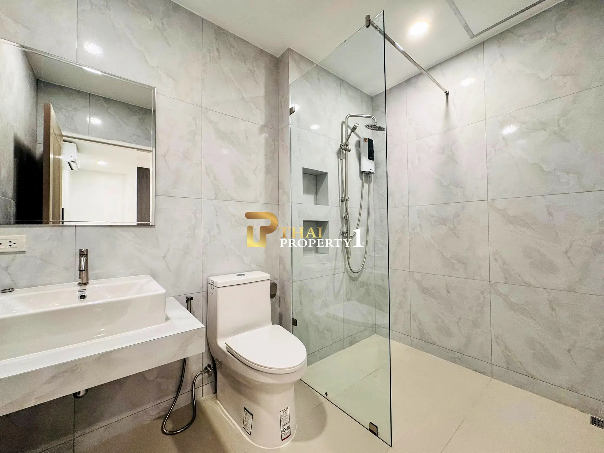 Moderne villa med privat basseng og åpent oppholdsrom
