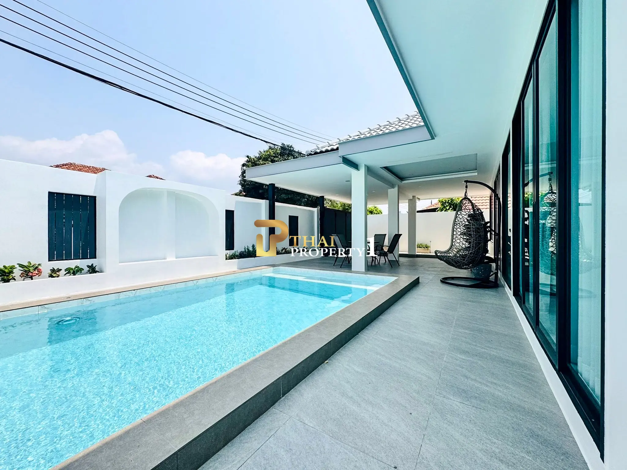 Moderne villa med privat basseng og åpent oppholdsrom