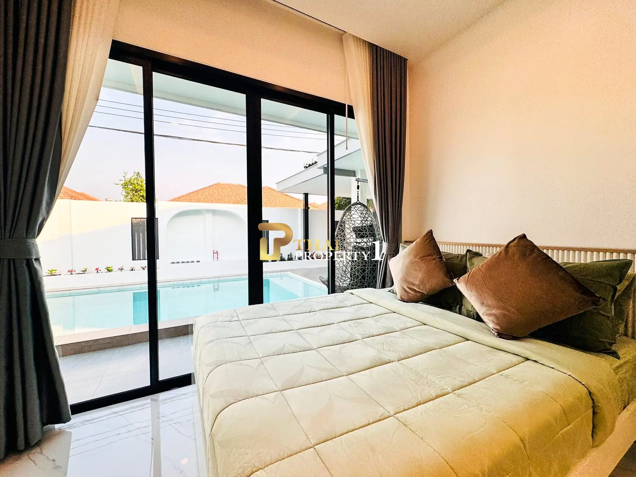 Moderne villa med privat basseng og åpent oppholdsrom