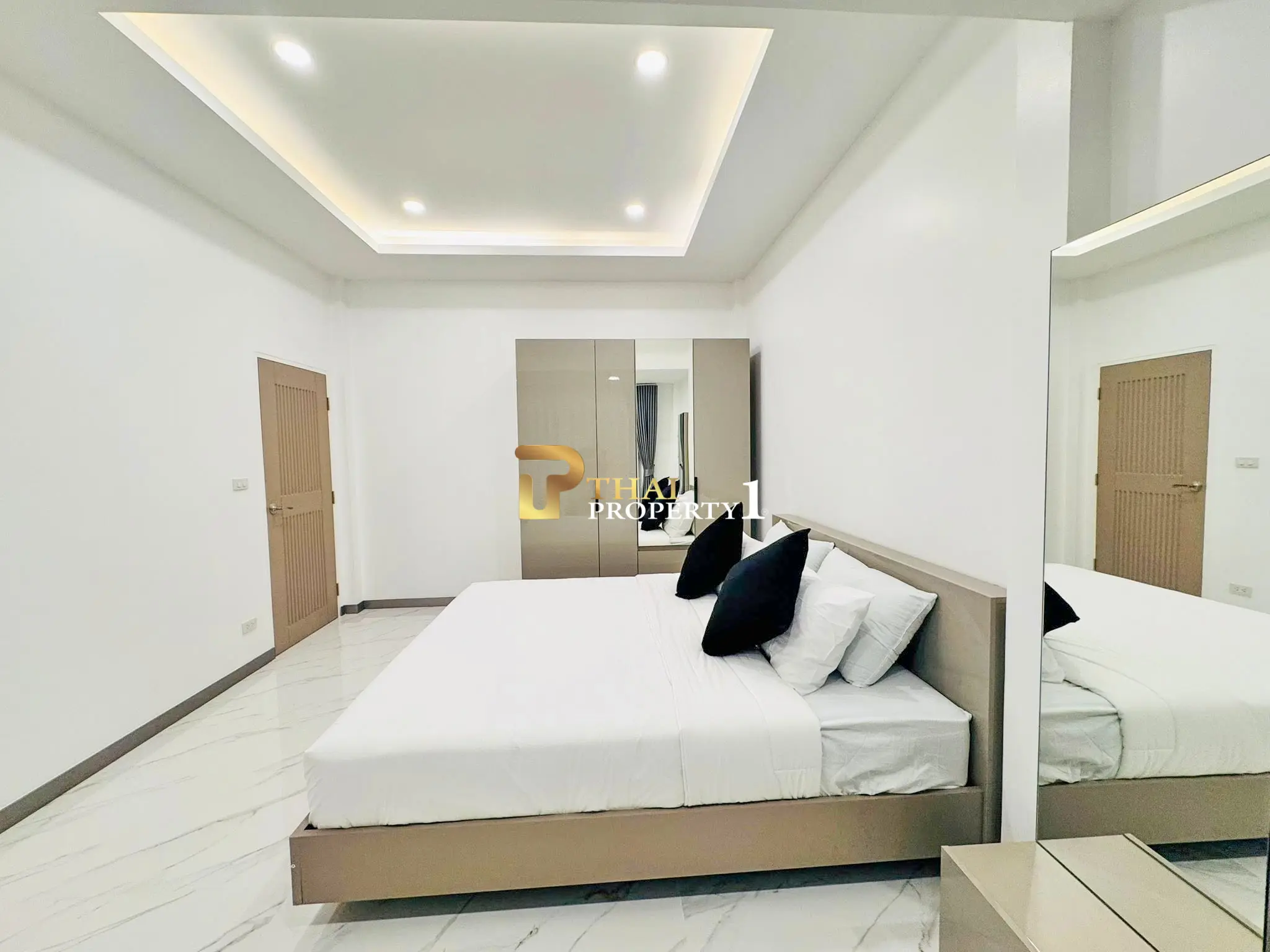 Moderne villa med privat basseng og åpent oppholdsrom