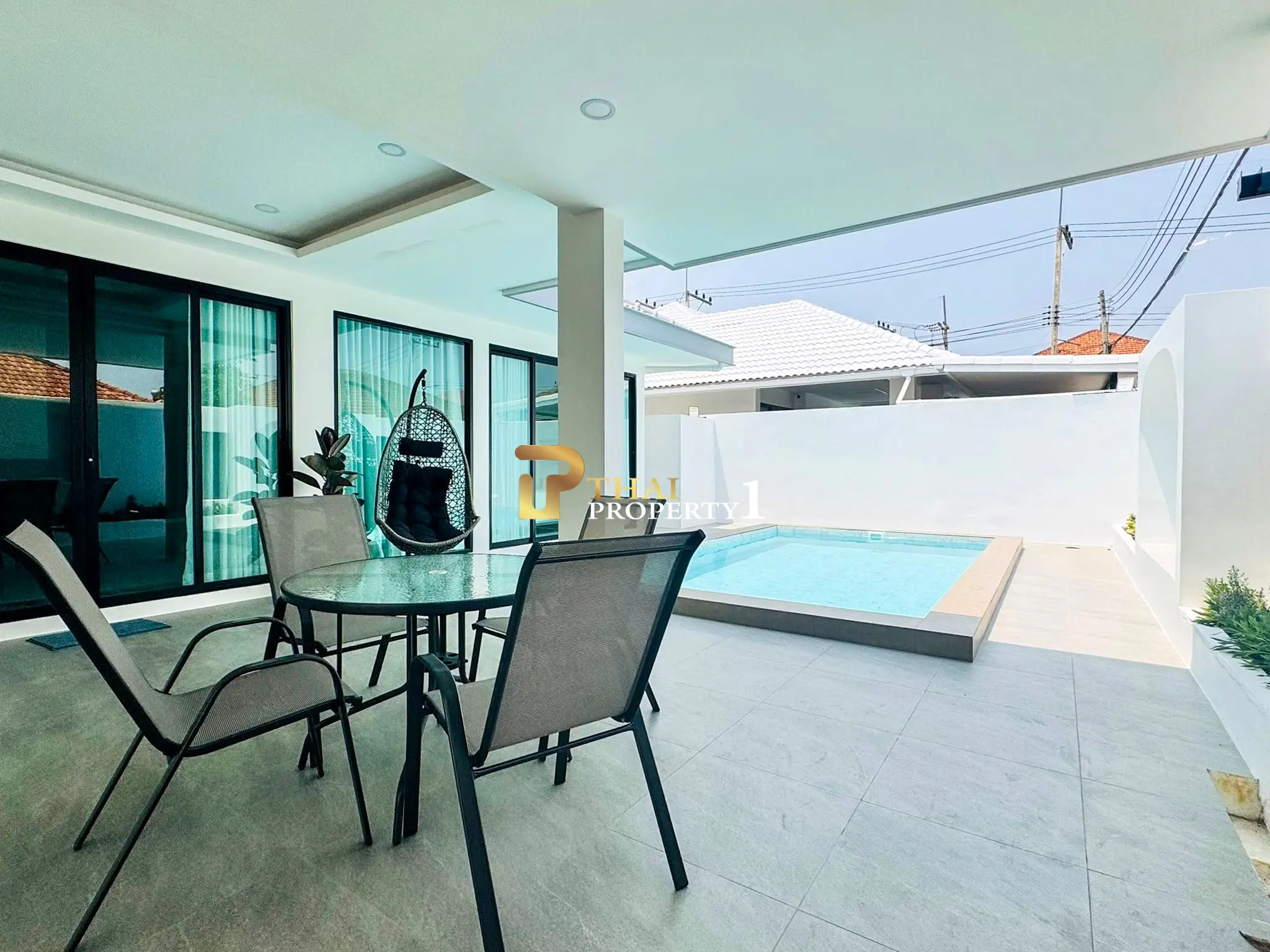 Moderne villa med privat basseng og åpent oppholdsrom