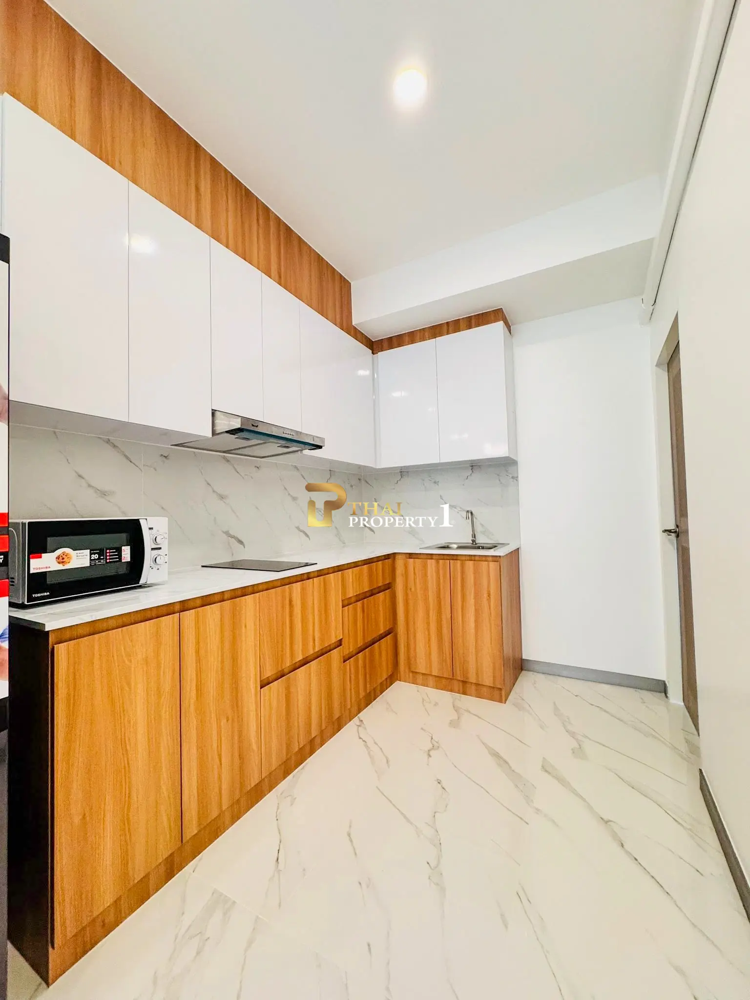 Moderne villa med privat basseng og åpent oppholdsrom