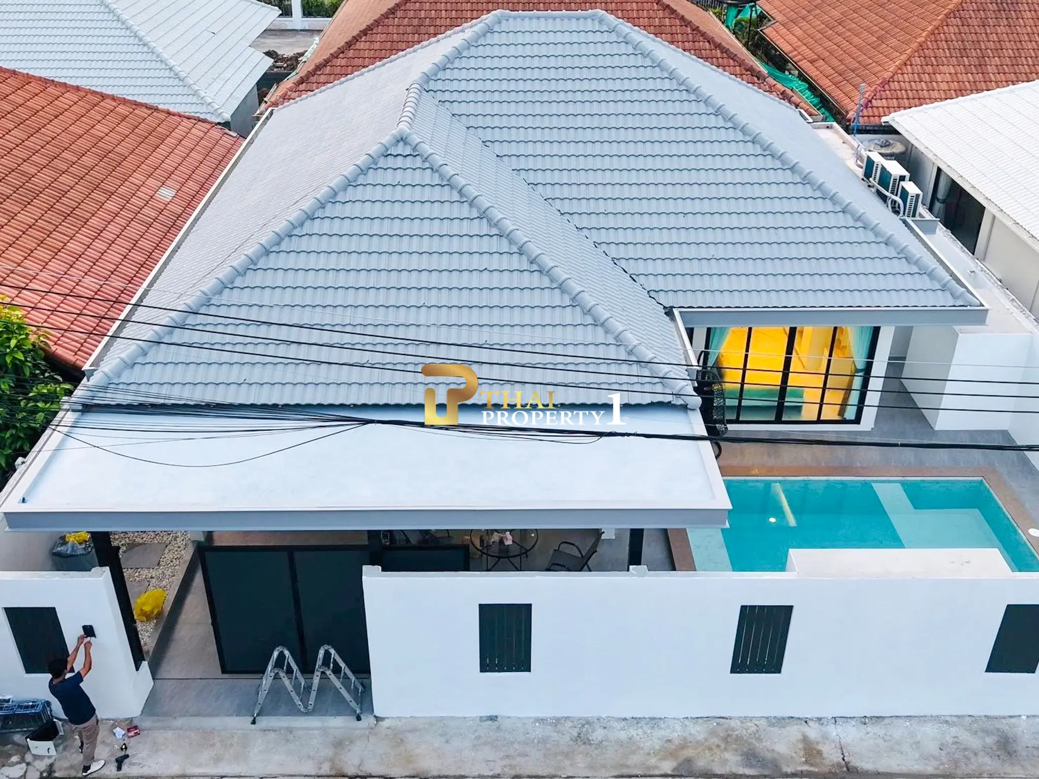 Moderne villa med privat basseng og åpent oppholdsrom