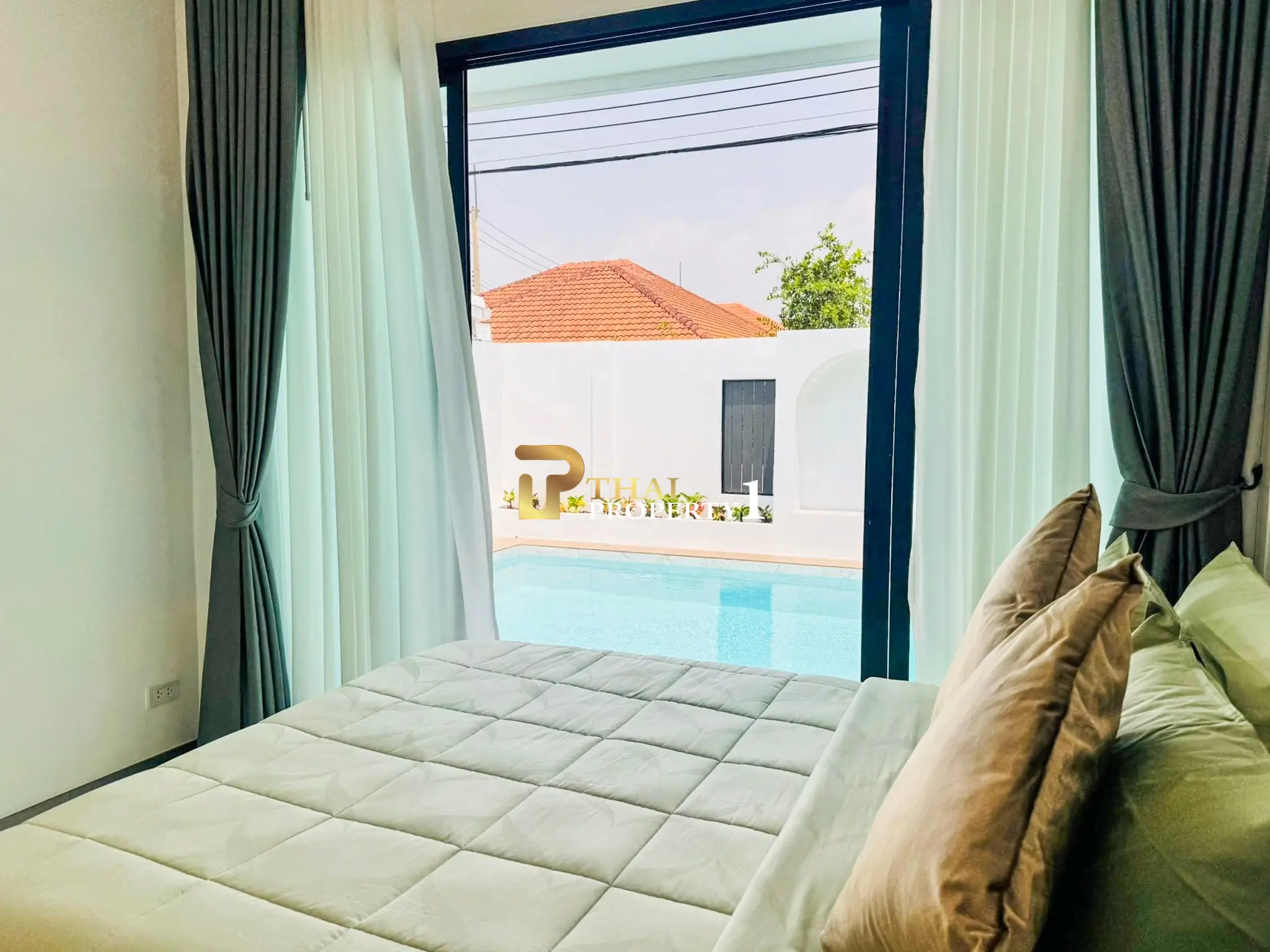 Moderne villa med privat basseng og åpent oppholdsrom