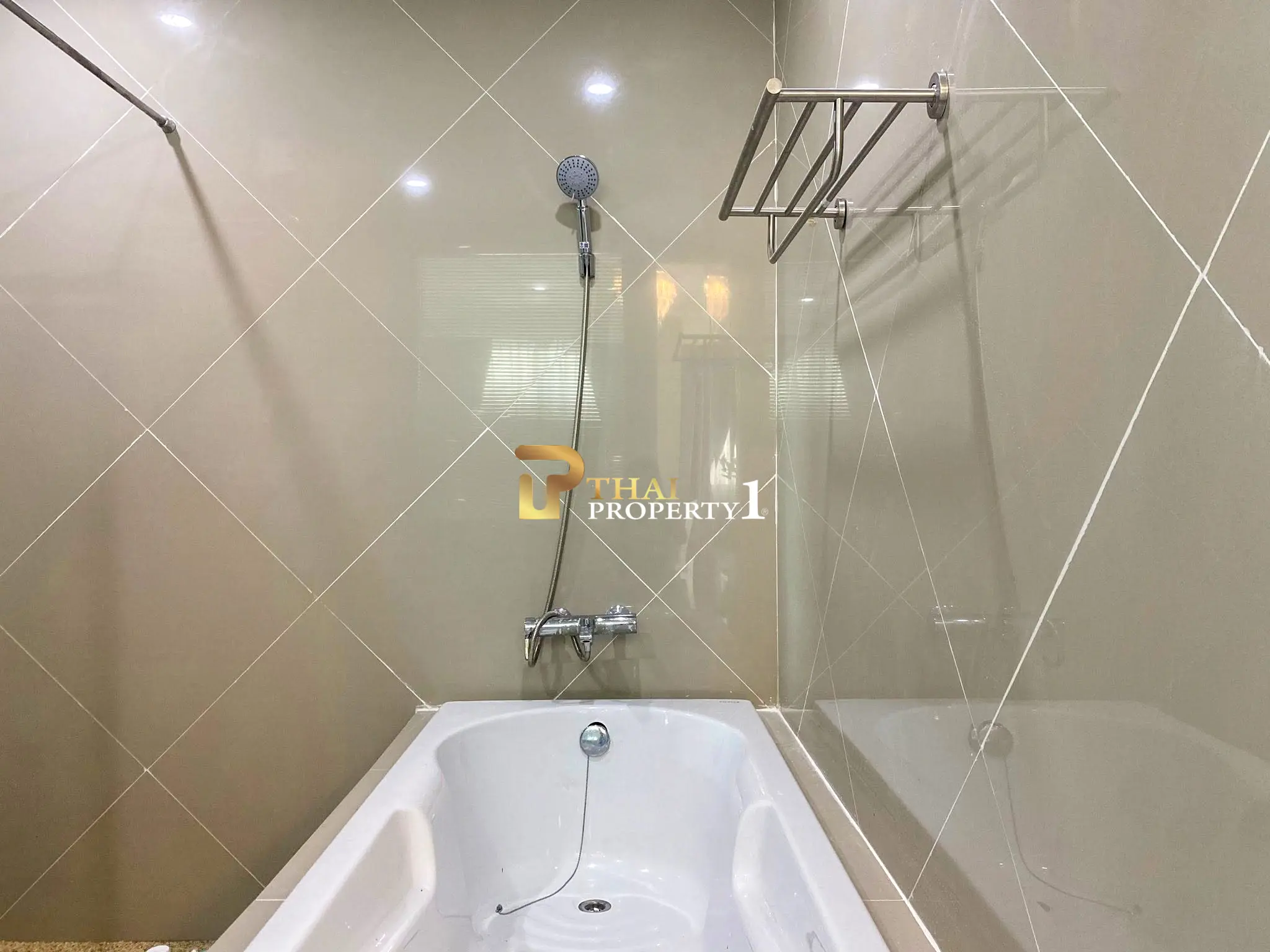 Fully Furnished 2-Bedroom Condo for Sale at Diamond Suite Pattaya Thappraya