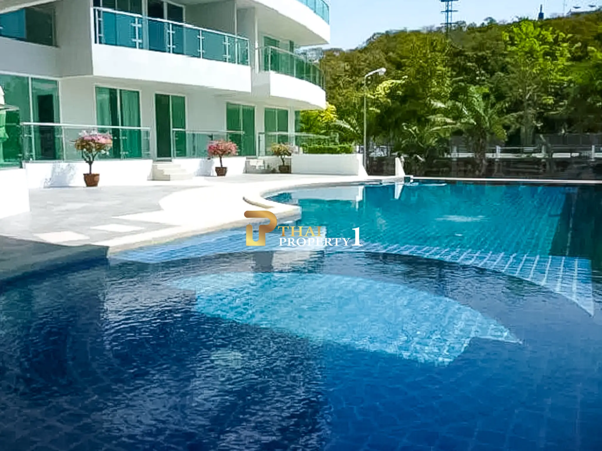 Spacious 2-Bedroom Condo with Large Balcony and Pool View for Sale in Pratumnak – The Lofts 