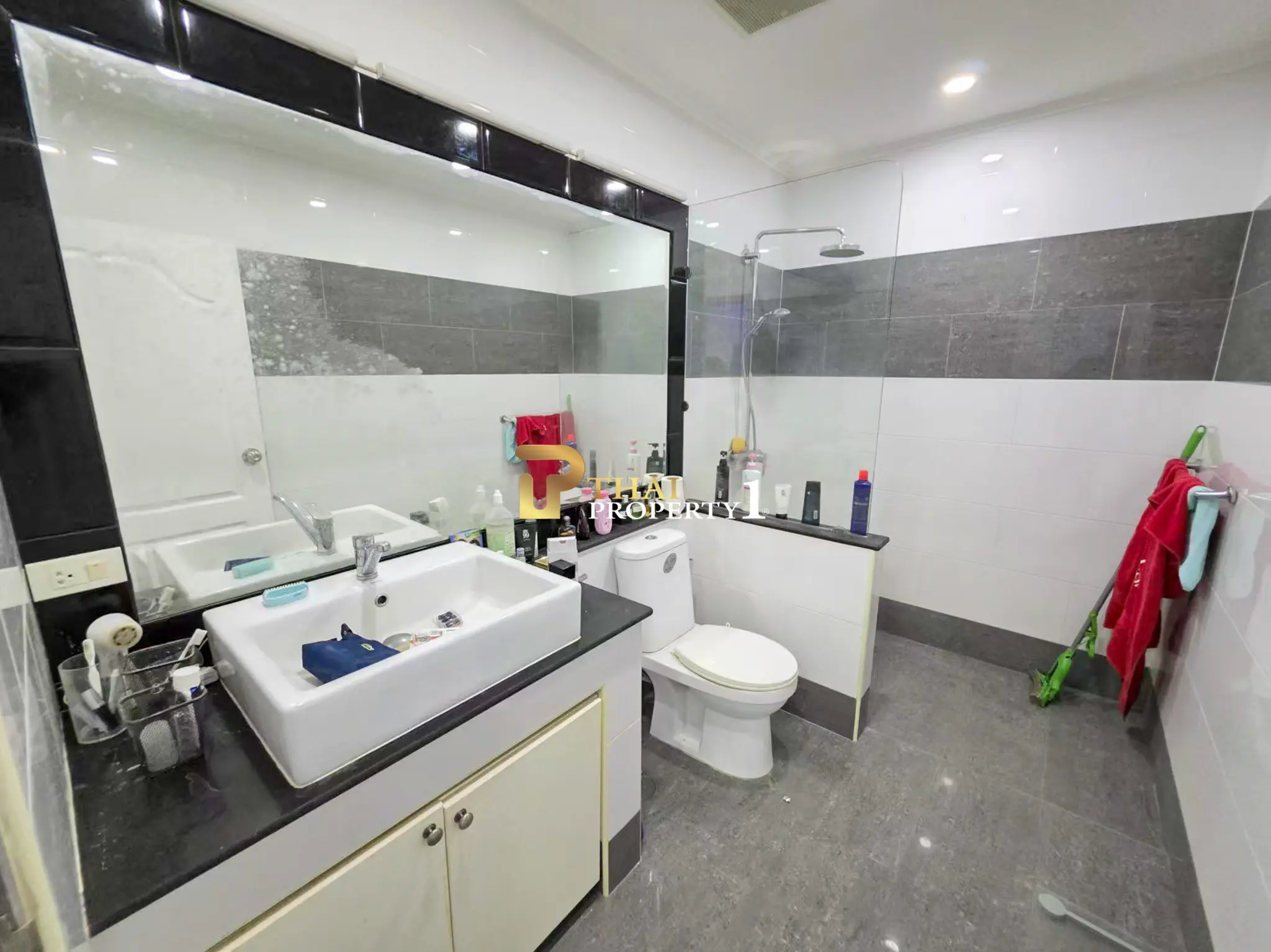 Spacious 2-Bedroom Condo with Large Balcony and Pool View for Sale in Pratumnak – The Lofts 