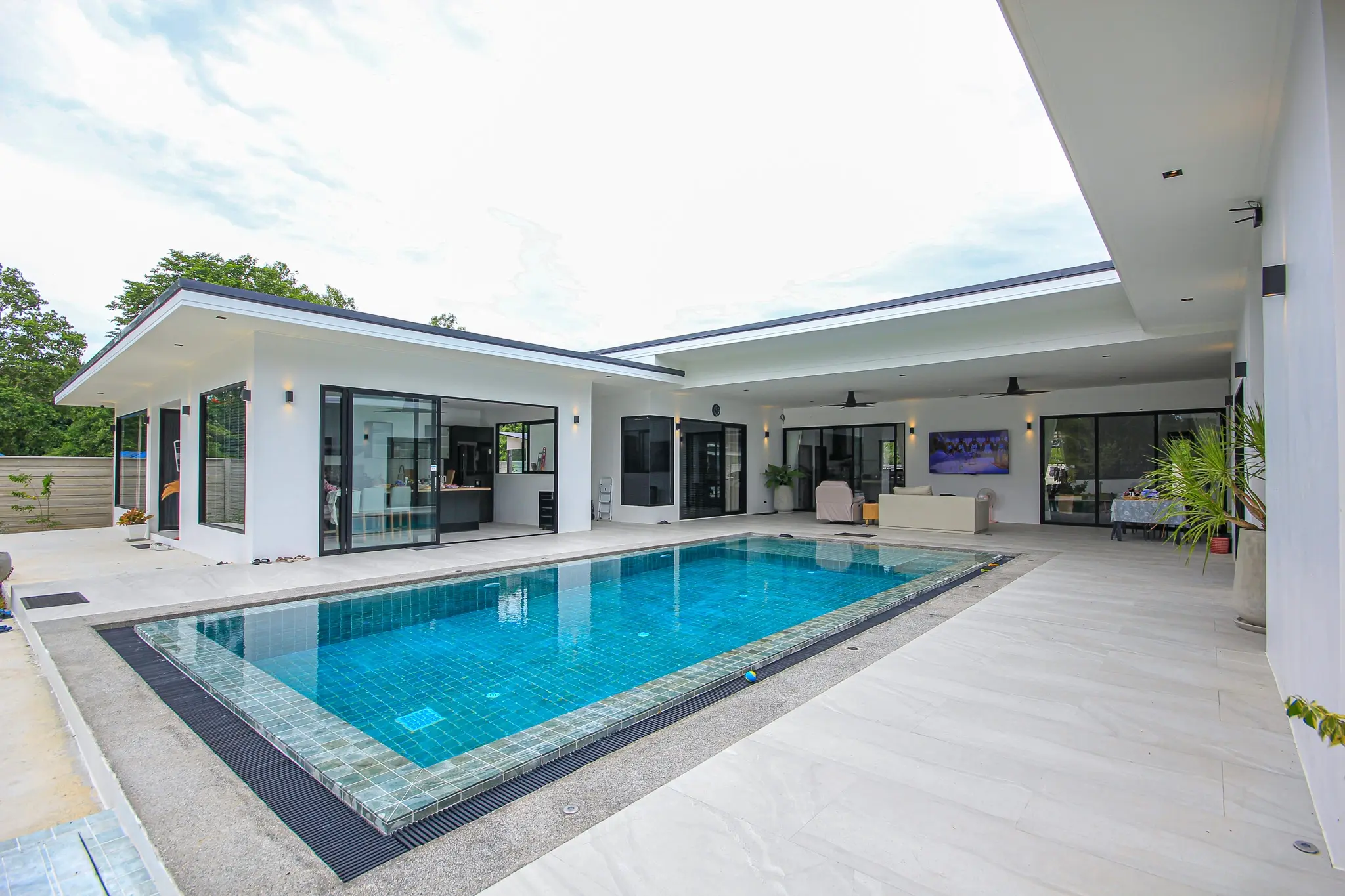 Moderne 4-soveroms villa med basseng til salgs nær Black Mountain Golfbane Hua Hin – 1,6 rai tomt