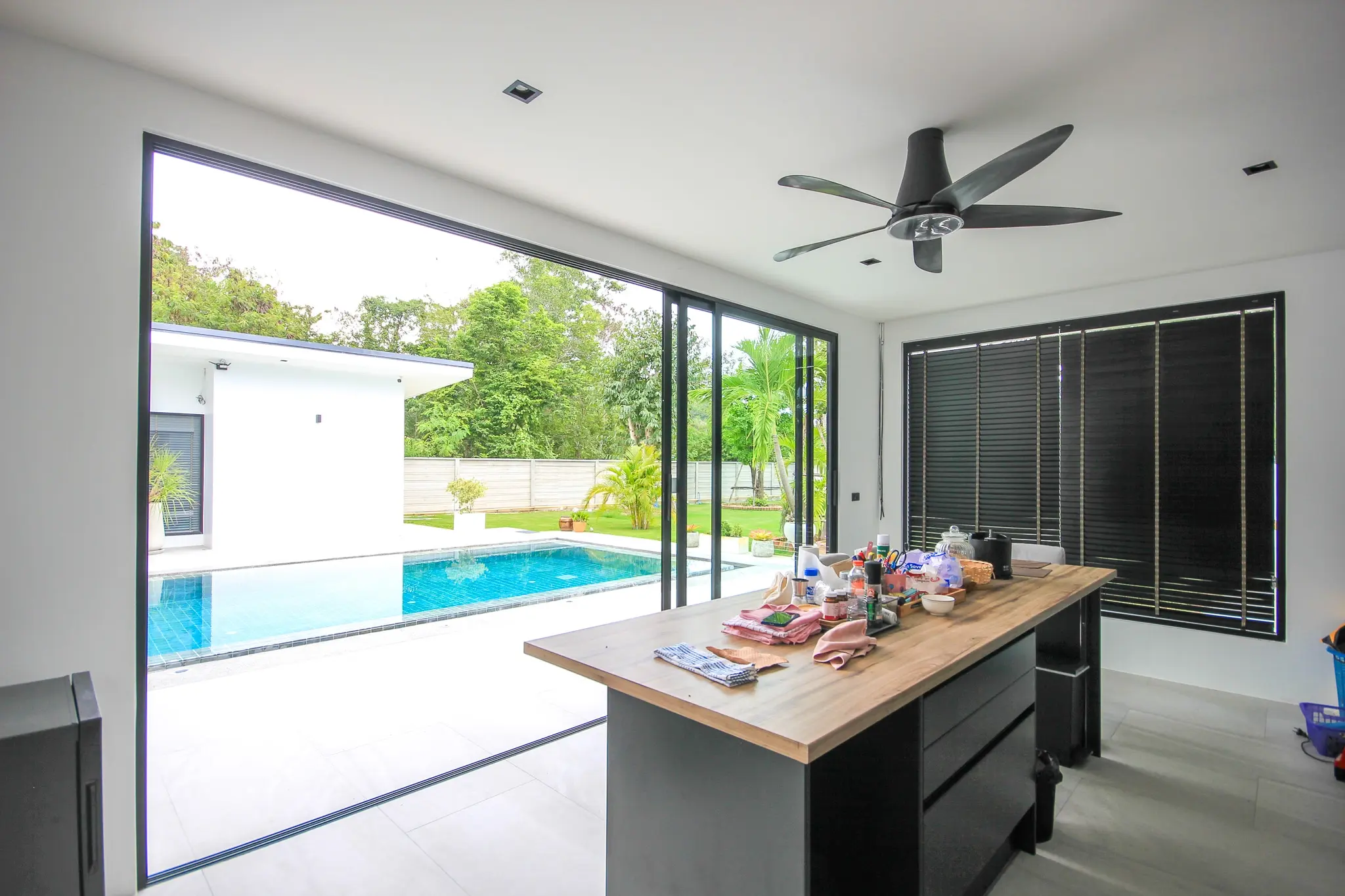 Moderne 4-soveroms villa med basseng til salgs nær Black Mountain Golfbane Hua Hin – 1,6 rai tomt