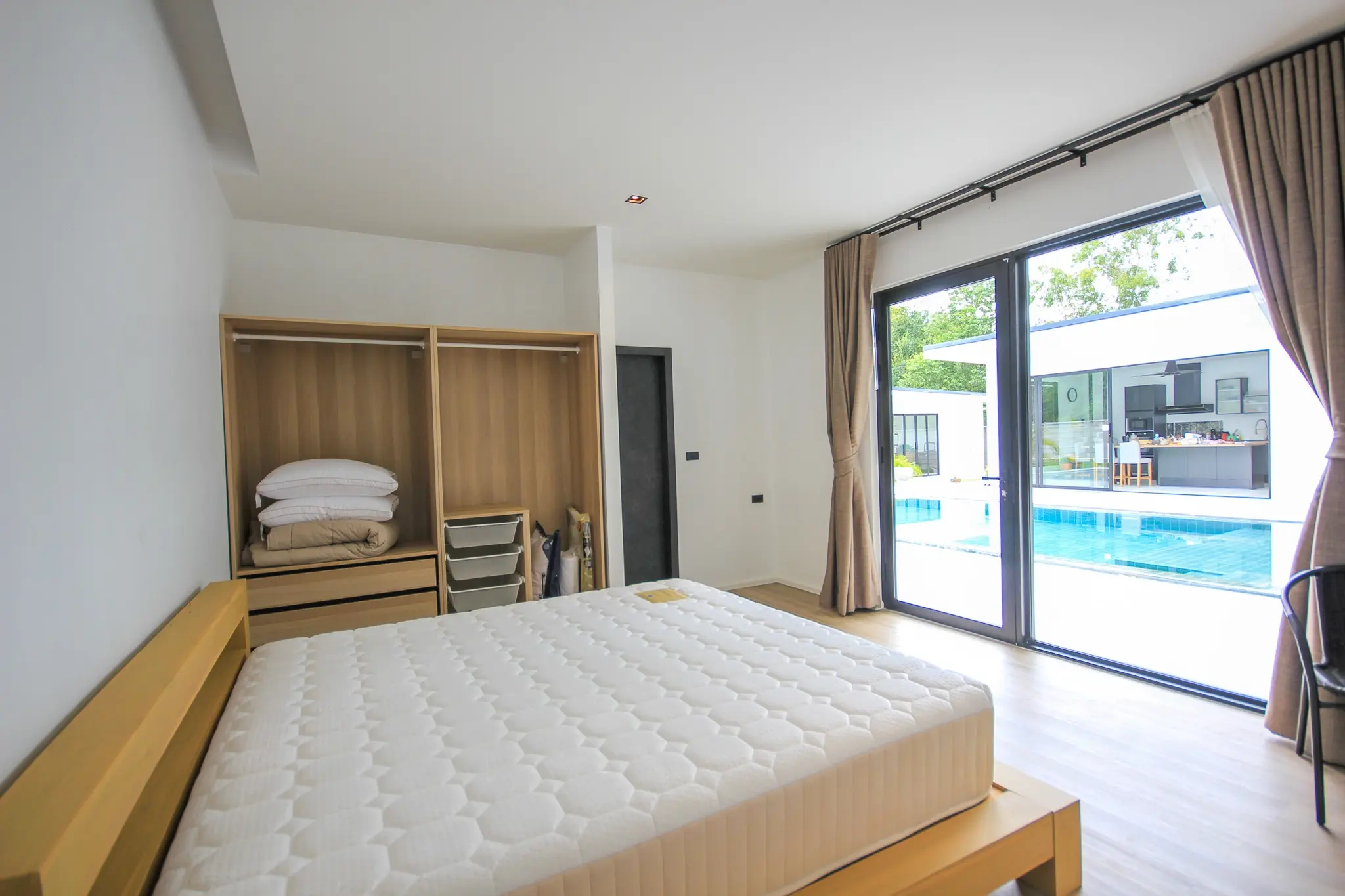 Moderne 4-soveroms villa med basseng til salgs nær Black Mountain Golfbane Hua Hin – 1,6 rai tomt