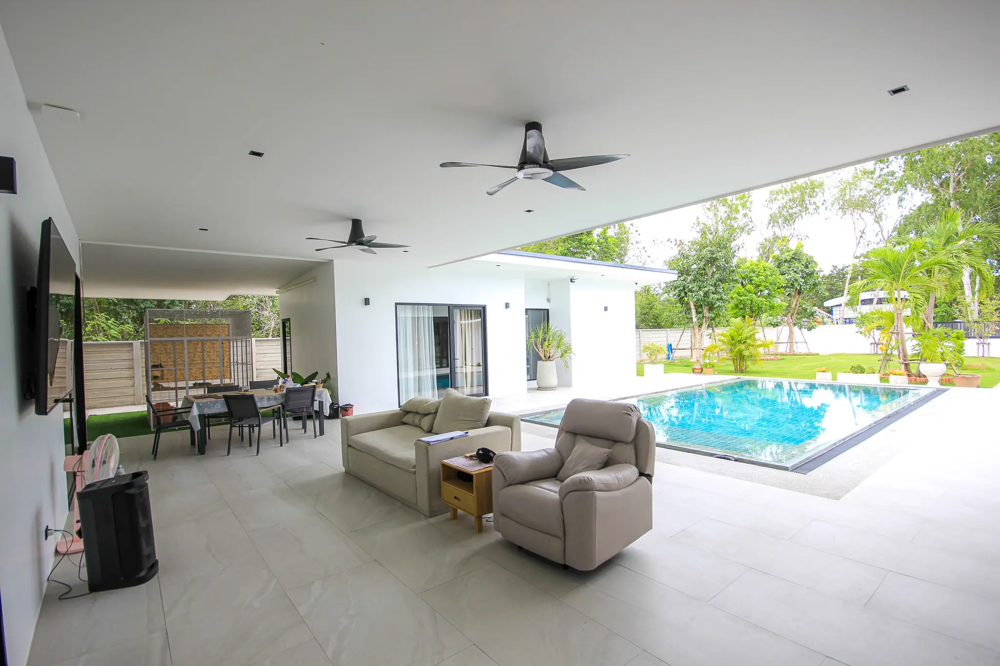 Moderne 4-soveroms villa med basseng til salgs nær Black Mountain Golfbane Hua Hin – 1,6 rai tomt