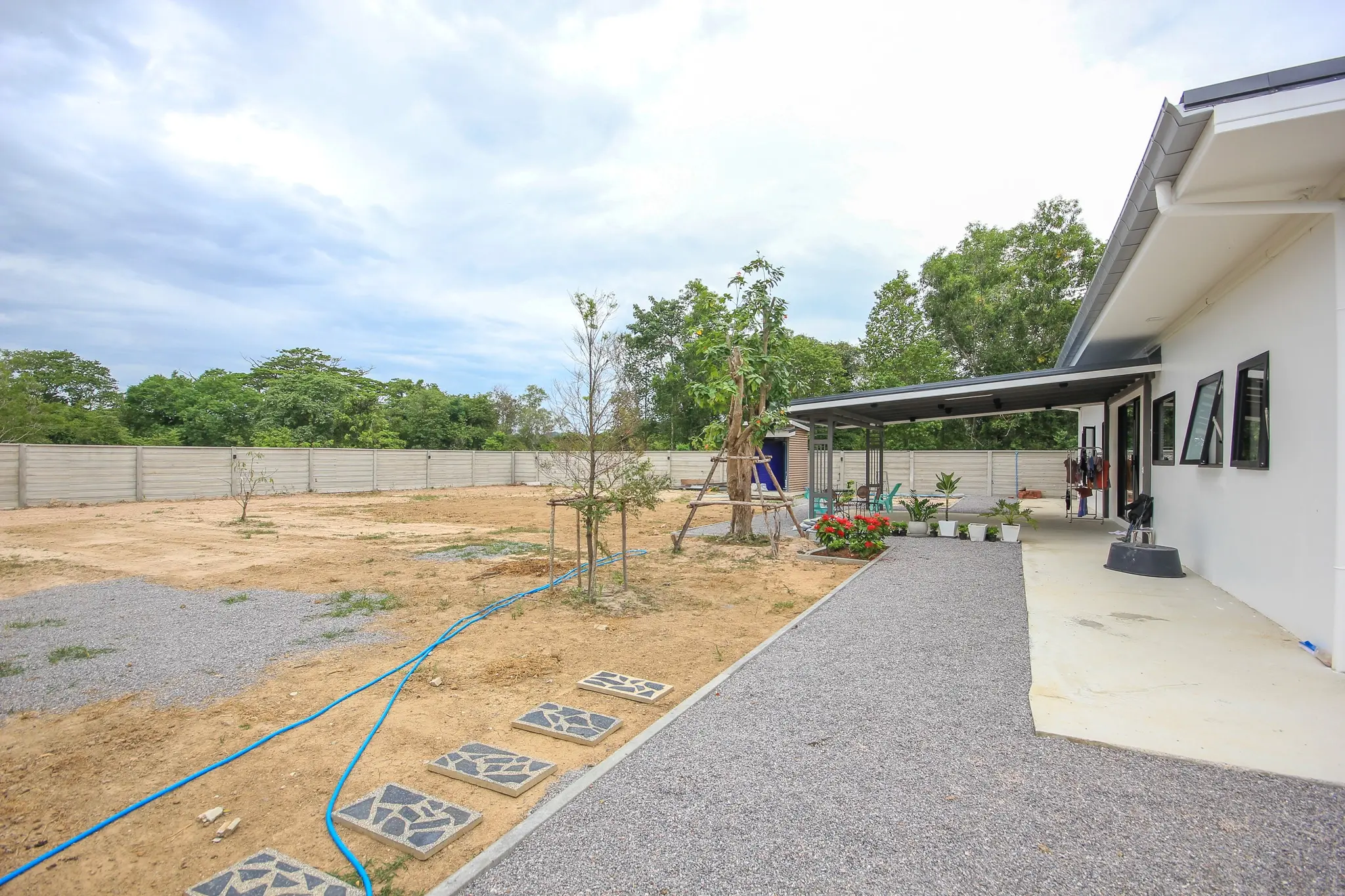 Moderne 4-soveroms villa med basseng til salgs nær Black Mountain Golfbane Hua Hin – 1,6 rai tomt