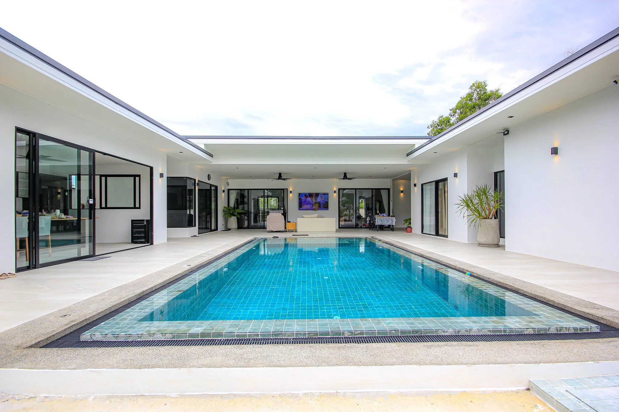 Moderne 4-soveroms villa med basseng til salgs nær Black Mountain Golfbane Hua Hin – 1,6 rai tomt