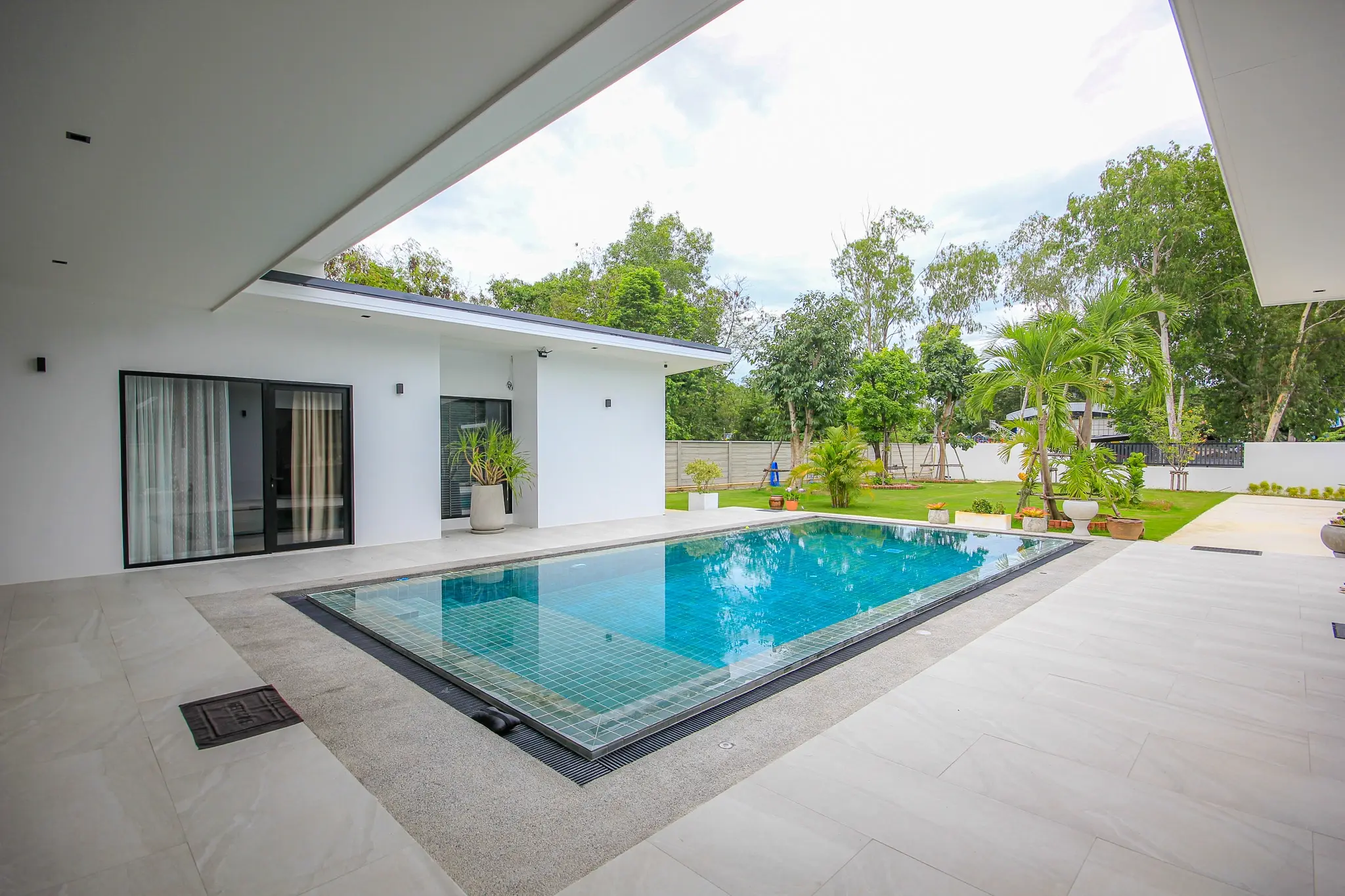 Moderne 4-soveroms villa med basseng til salgs nær Black Mountain Golfbane Hua Hin – 1,6 rai tomt