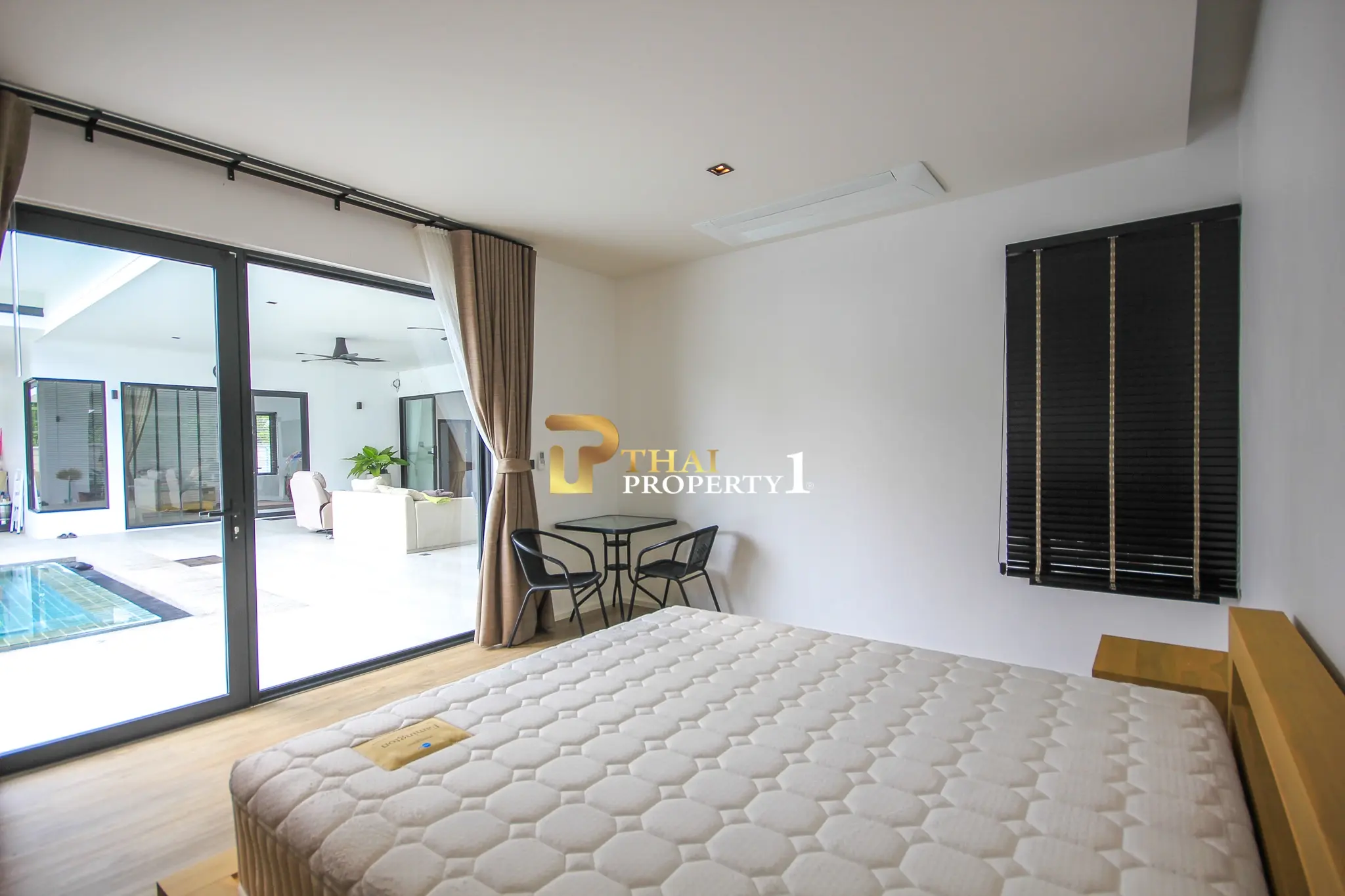 Moderne 4-soveroms villa med basseng til salgs nær Black Mountain Golfbane Hua Hin – 1,6 rai tomt