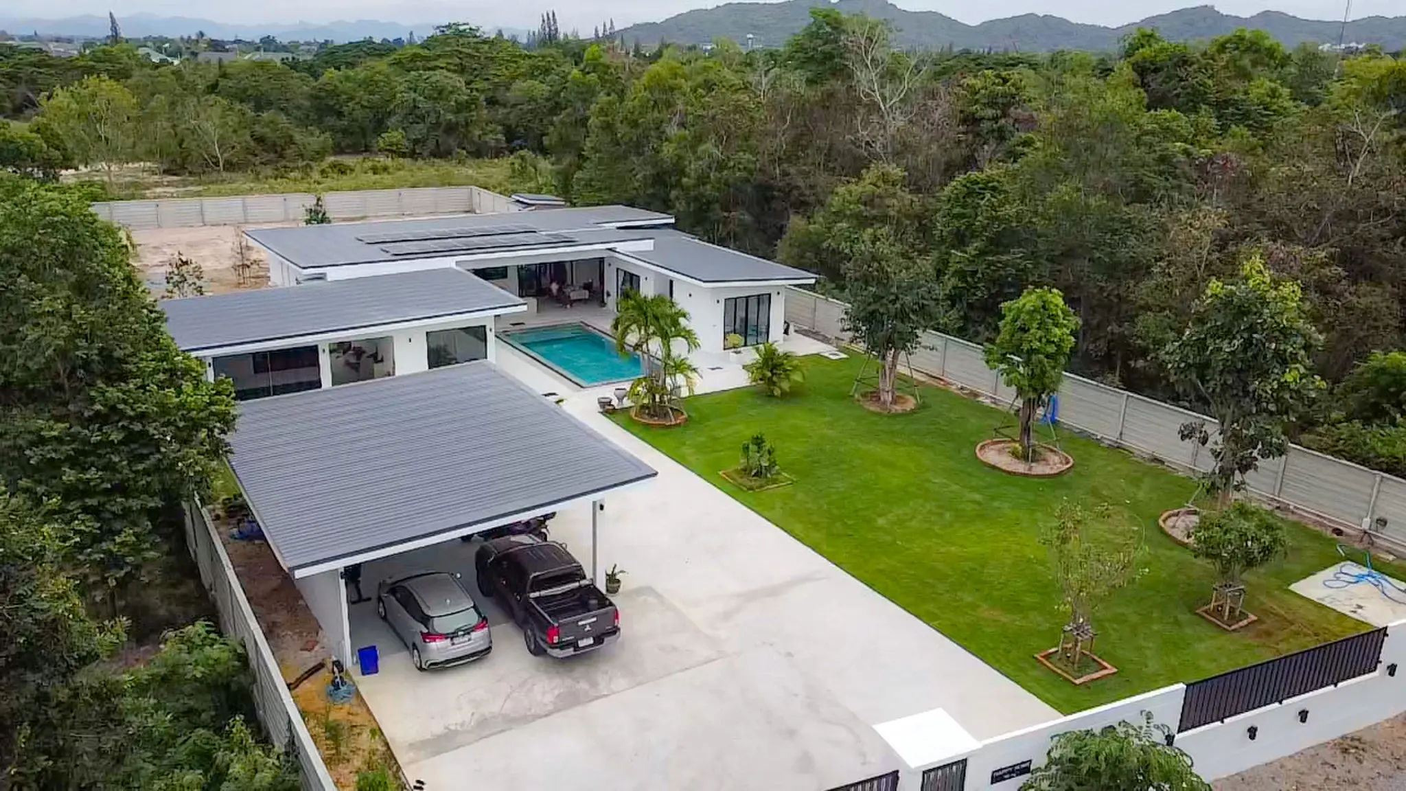 Moderne 4-soveroms villa med basseng til salgs nær Black Mountain Golfbane Hua Hin – 1,6 rai tomt