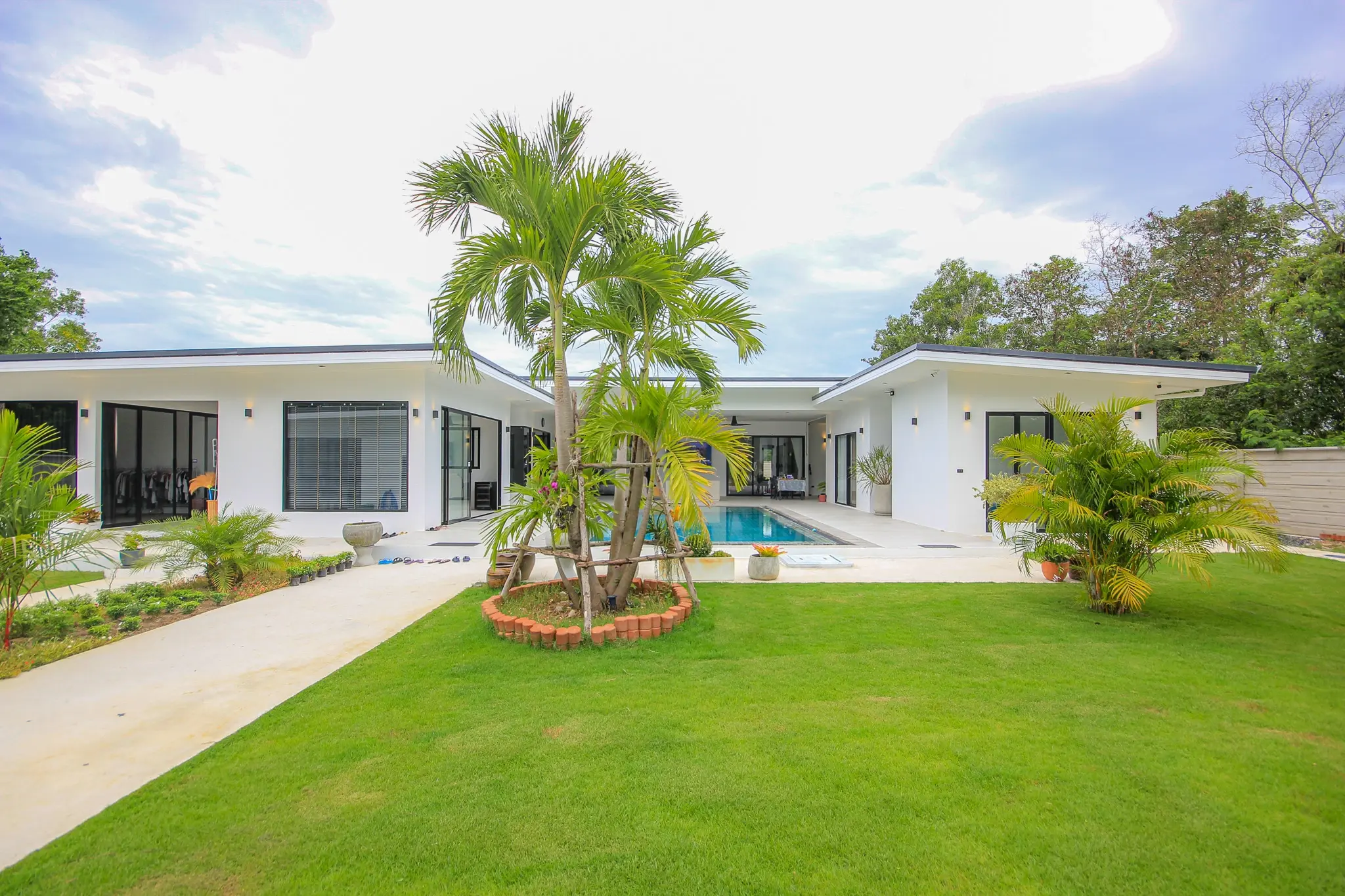Moderne 4-soveroms villa med basseng til salgs nær Black Mountain Golfbane Hua Hin – 1,6 rai tomt