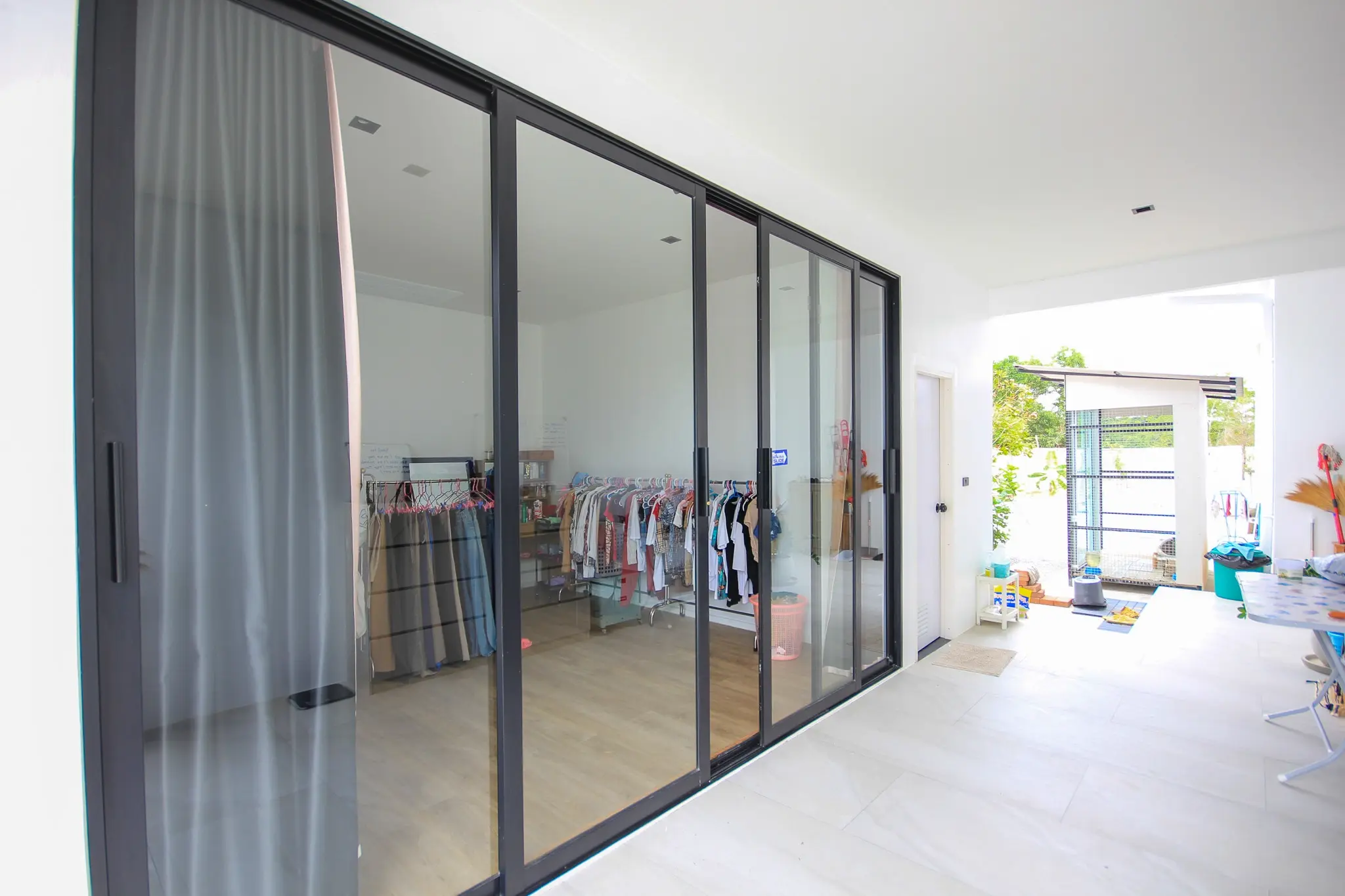 Moderne 4-soveroms villa med basseng til salgs nær Black Mountain Golfbane Hua Hin – 1,6 rai tomt