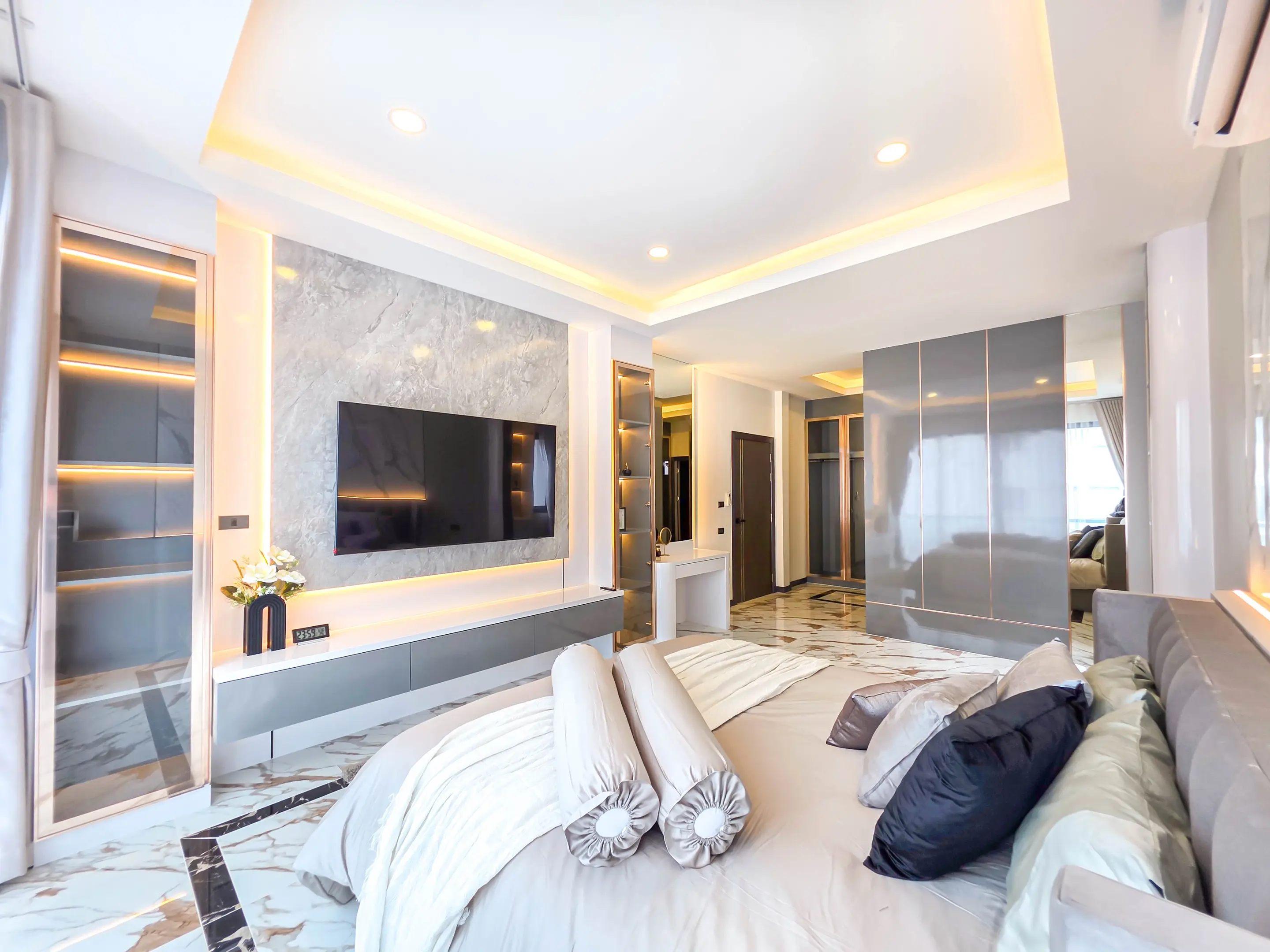 Luxury 5-Bedroom Pool Villa for Sale – Prime Location Thepprasit Road, Fully Renovated, Company Ownership
