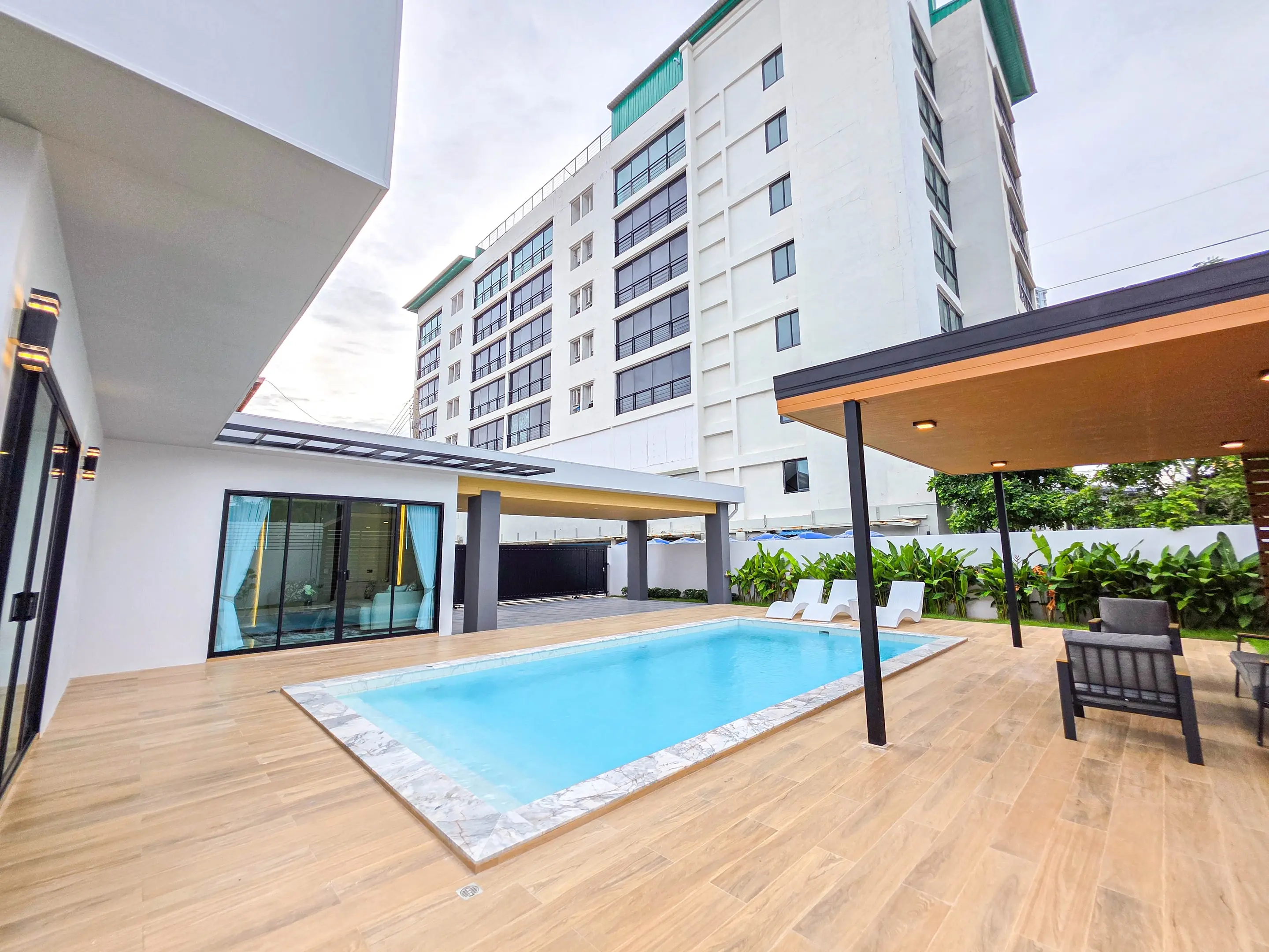 Luxury 5-Bedroom Pool Villa for Sale – Prime Location Thepprasit Road, Fully Renovated, Company Ownership
