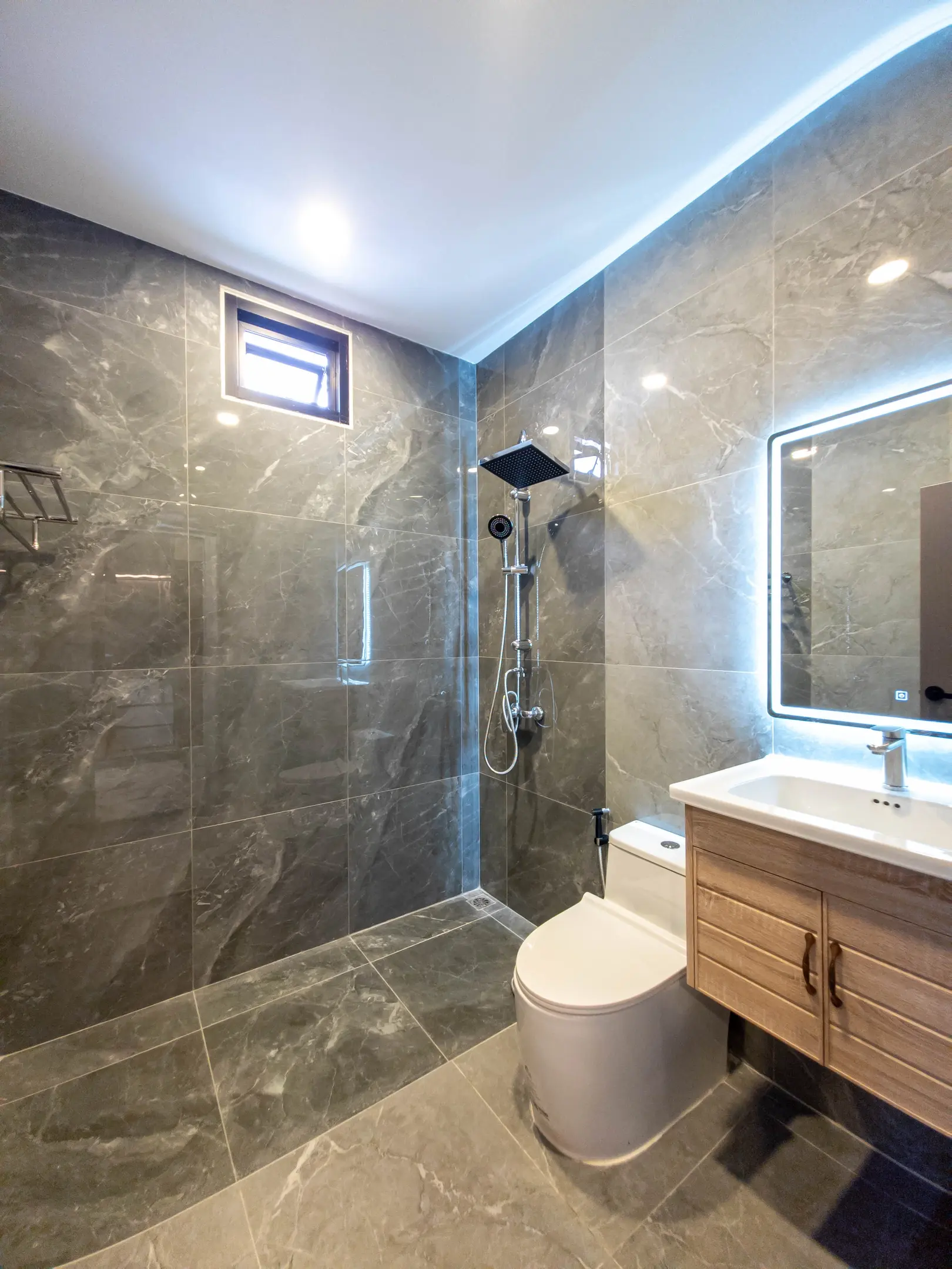 Luxury 5-Bedroom Pool Villa for Sale – Prime Location Thepprasit Road, Fully Renovated, Company Ownership